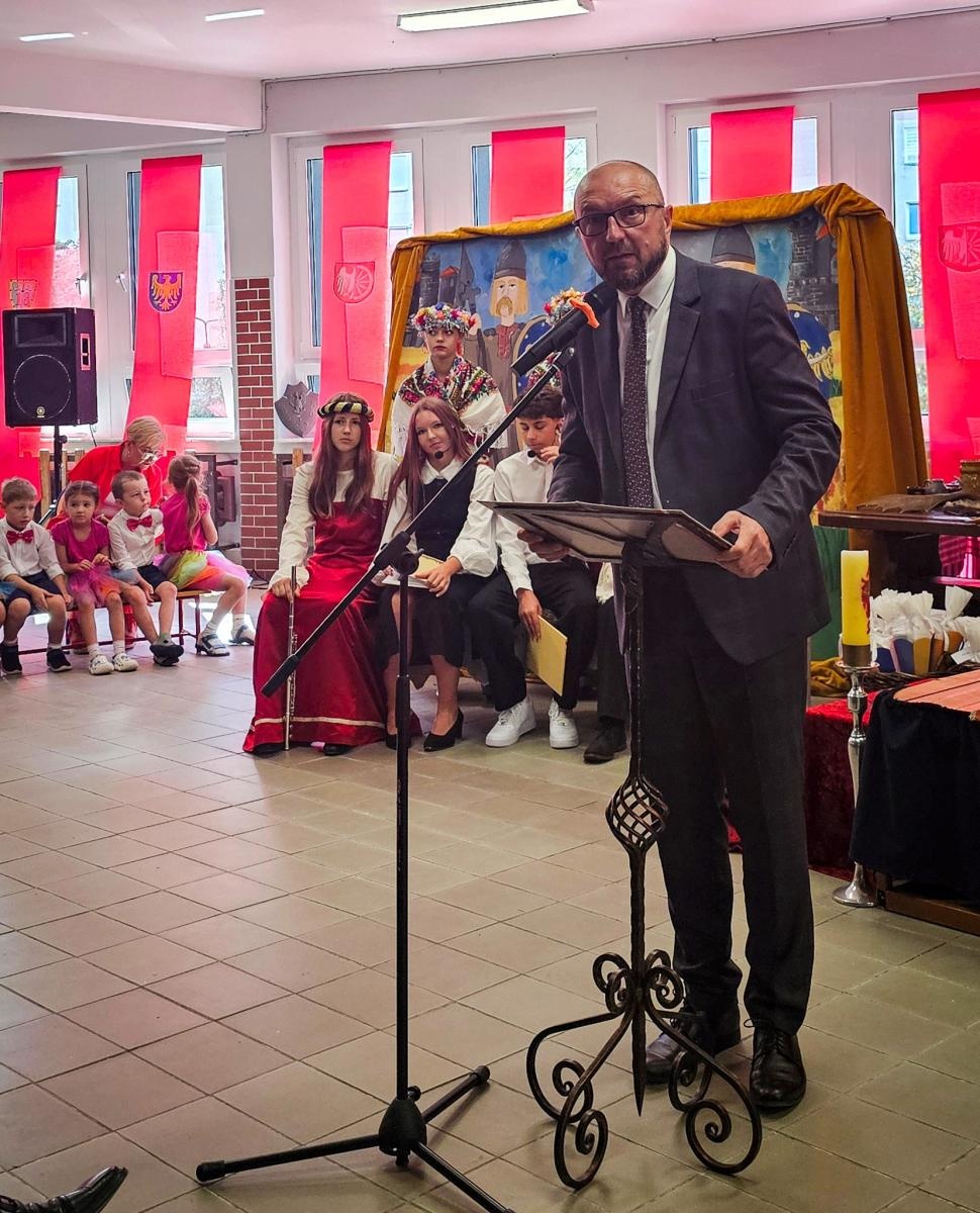 Zdjęcie w galerii na portalu naszraciborz.pl: Nowy rok szkolny rozpoczęty. Miejskie obchody w SP 18 wiadomości z regionu