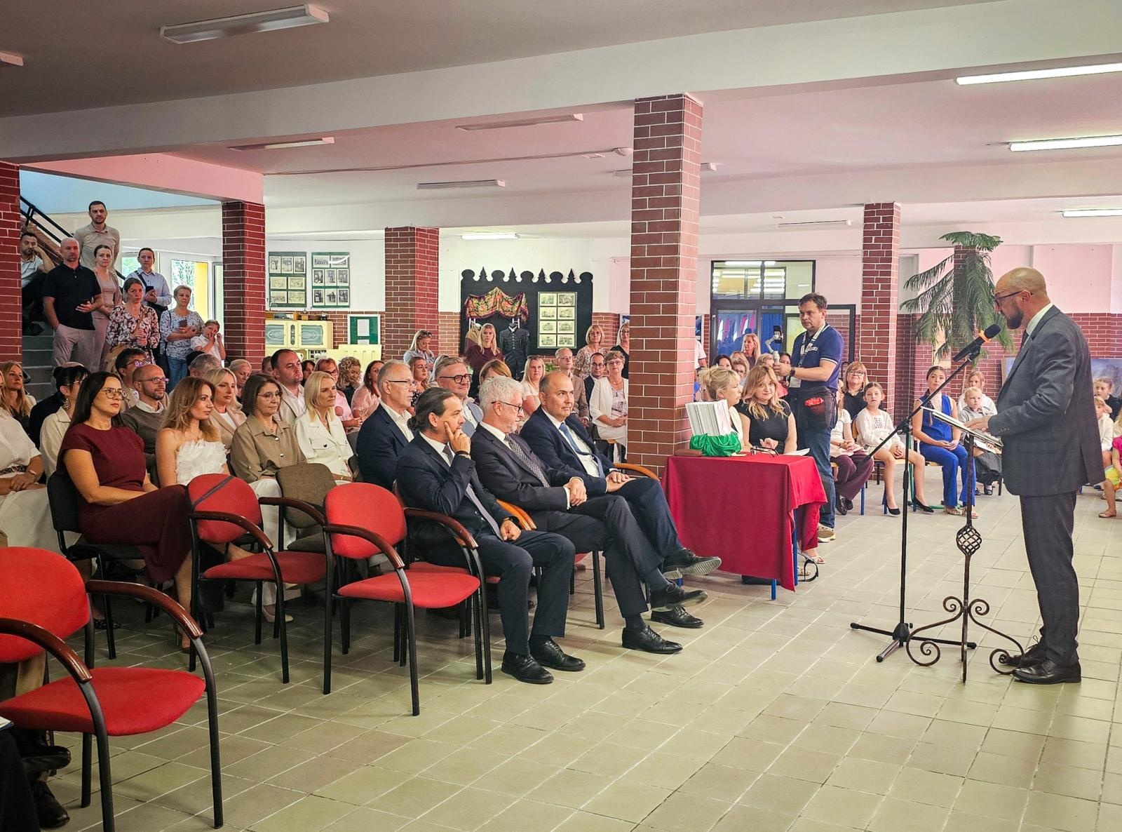 Zdjęcie w galerii na portalu naszraciborz.pl: Nowy rok szkolny rozpoczęty. Miejskie obchody w SP 18 wiadomości z regionu