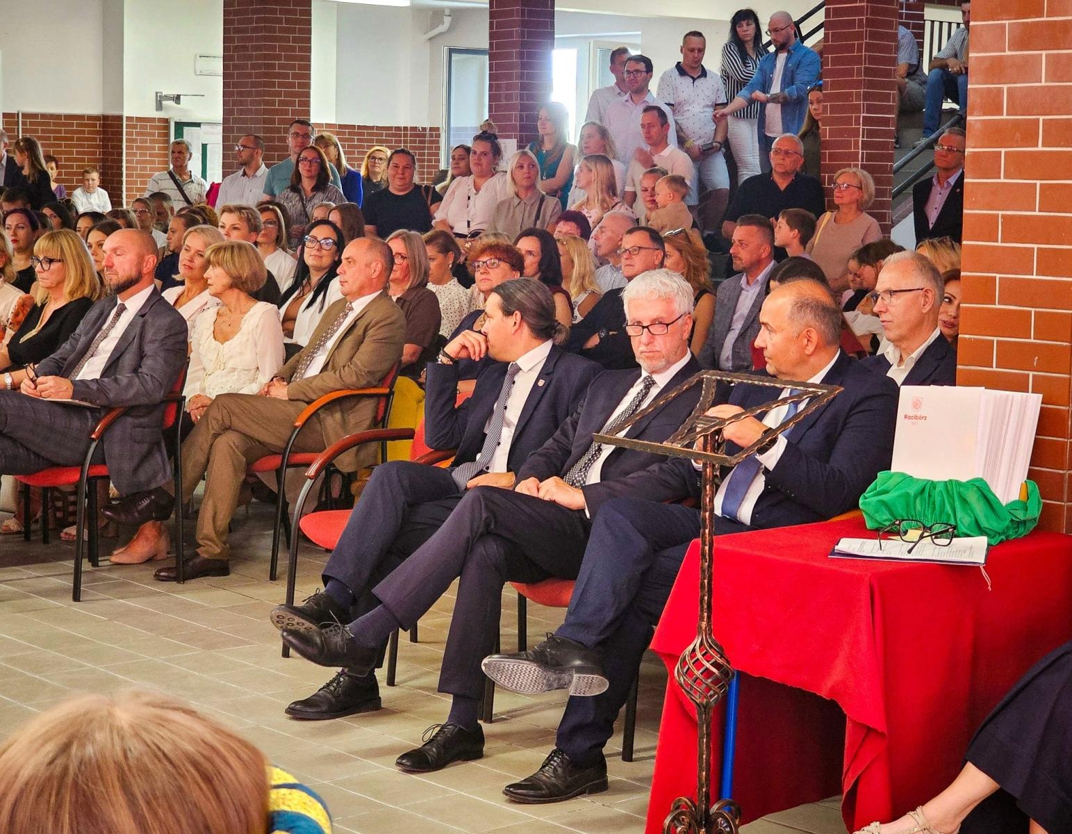 Zdjęcie w galerii na portalu naszraciborz.pl: Nowy rok szkolny rozpoczęty. Miejskie obchody w SP 18 wiadomości z regionu