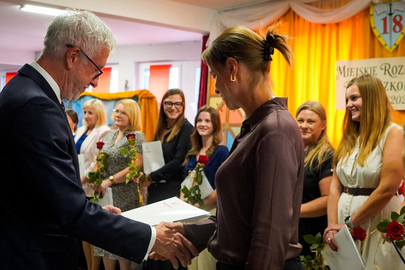 Zdjęcie w galerii na portalu naszraciborz.pl: Nowy rok szkolny rozpoczęty. Miejskie obchody w SP 18 wiadomości z regionu