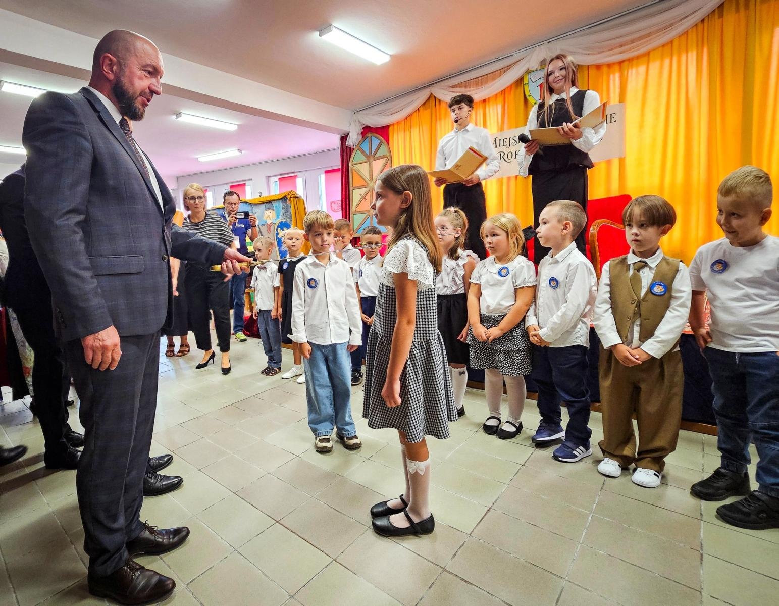 Zdjęcie w galerii na portalu naszraciborz.pl: Nowy rok szkolny rozpoczęty. Miejskie obchody w SP 18 wiadomości z regionu