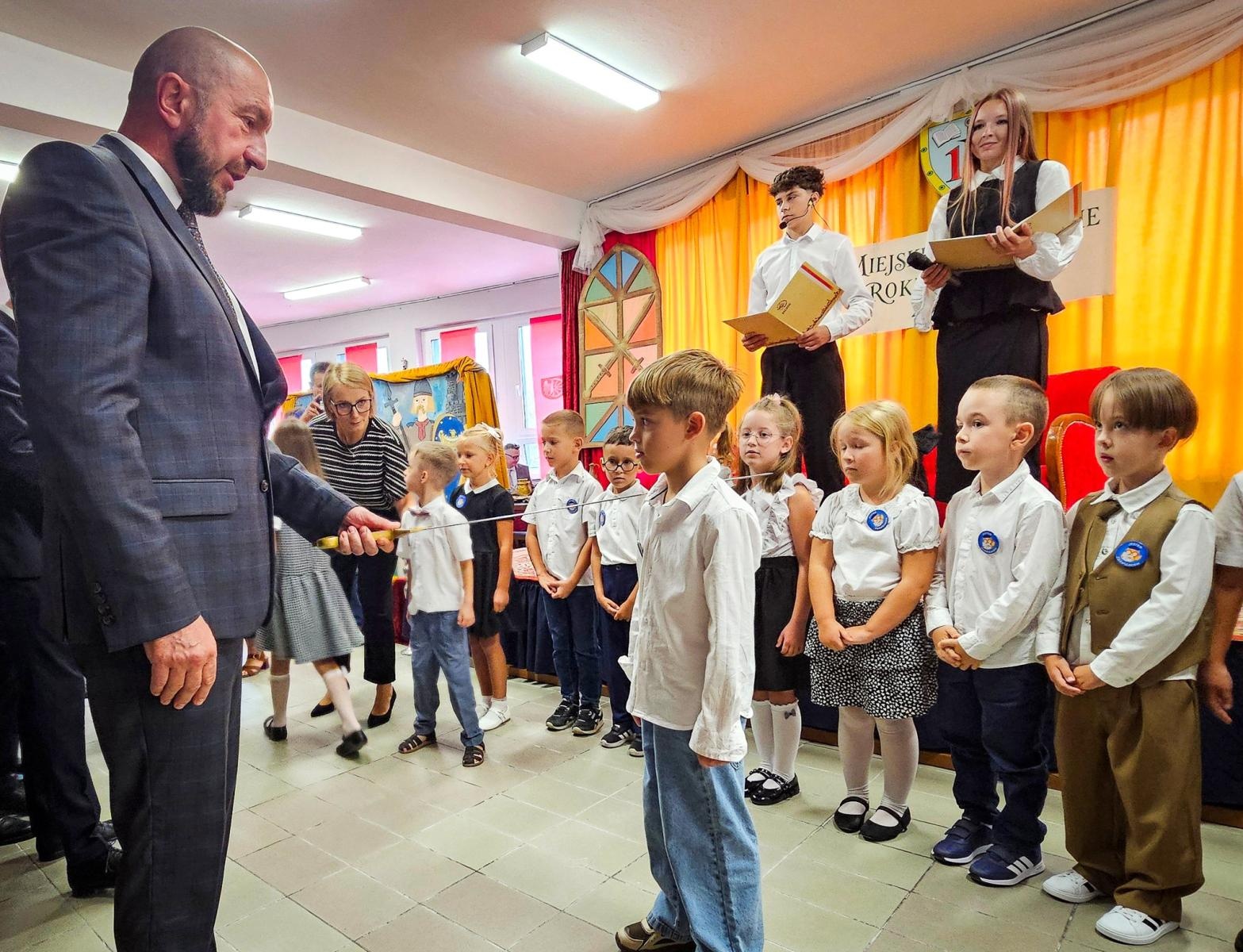 Zdjęcie w galerii na portalu naszraciborz.pl: Nowy rok szkolny rozpoczęty. Miejskie obchody w SP 18 wiadomości z regionu