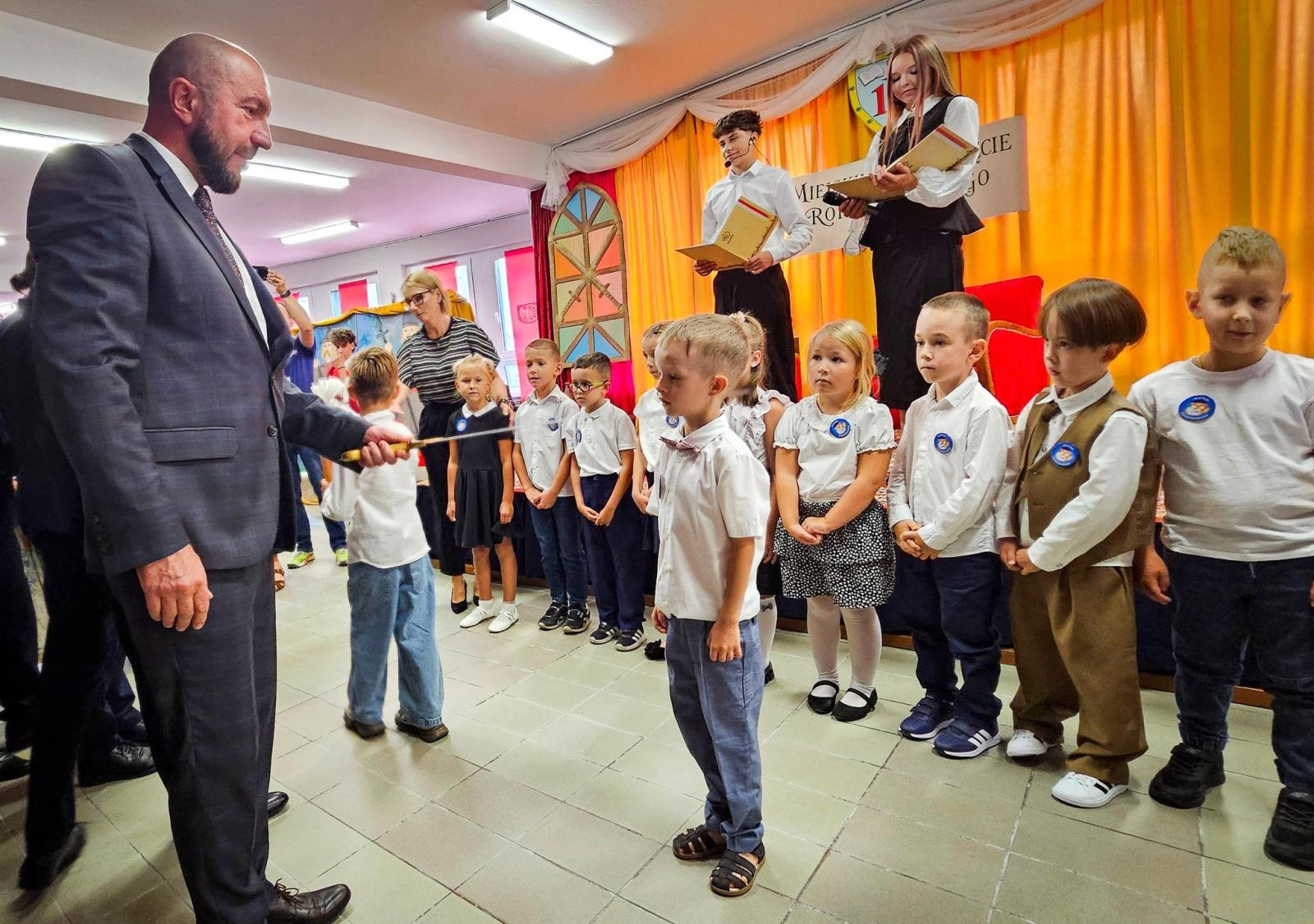 Zdjęcie w galerii na portalu naszraciborz.pl: Nowy rok szkolny rozpoczęty. Miejskie obchody w SP 18 wiadomości z regionu