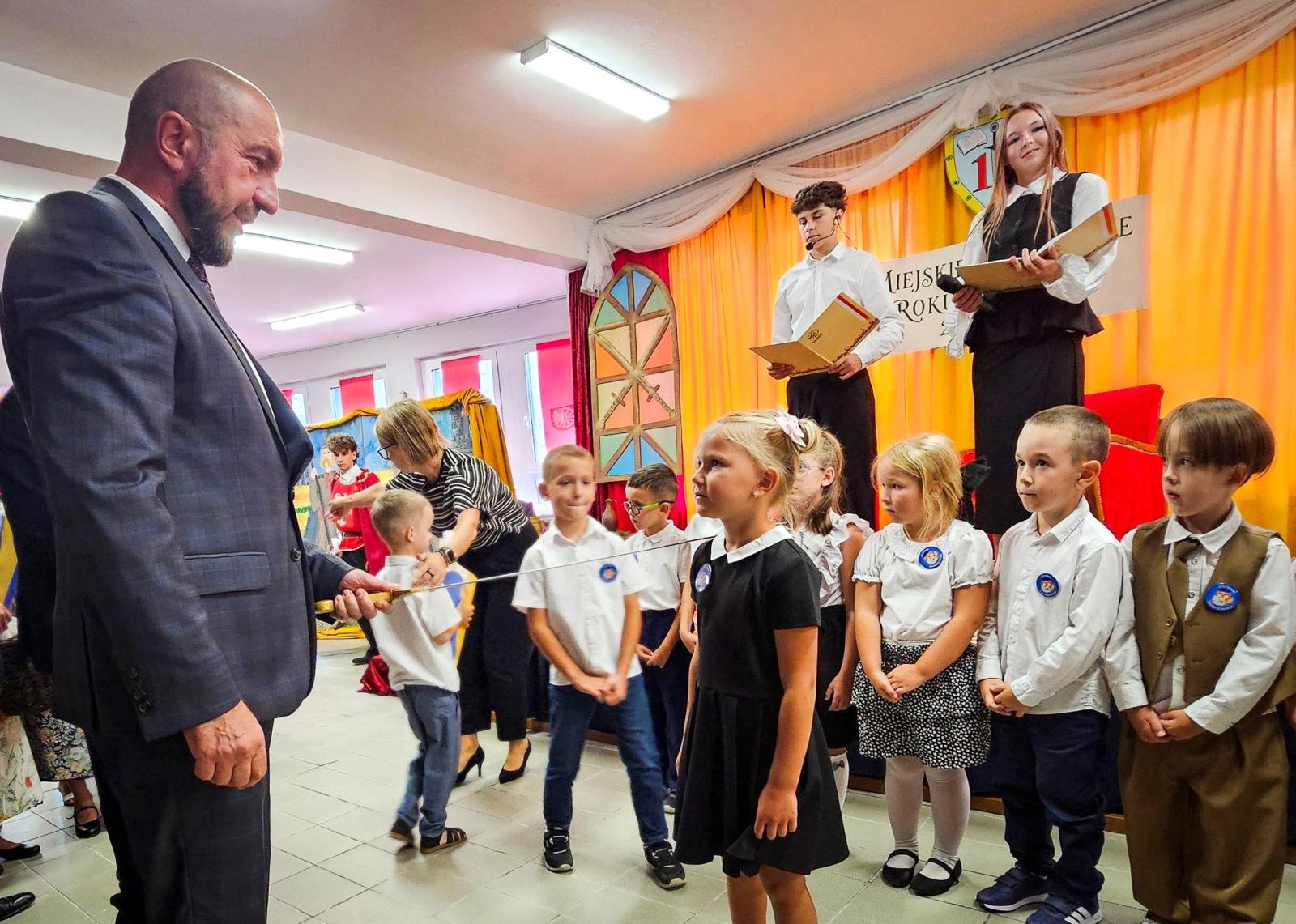 Zdjęcie w galerii na portalu naszraciborz.pl: Nowy rok szkolny rozpoczęty. Miejskie obchody w SP 18 wiadomości z regionu