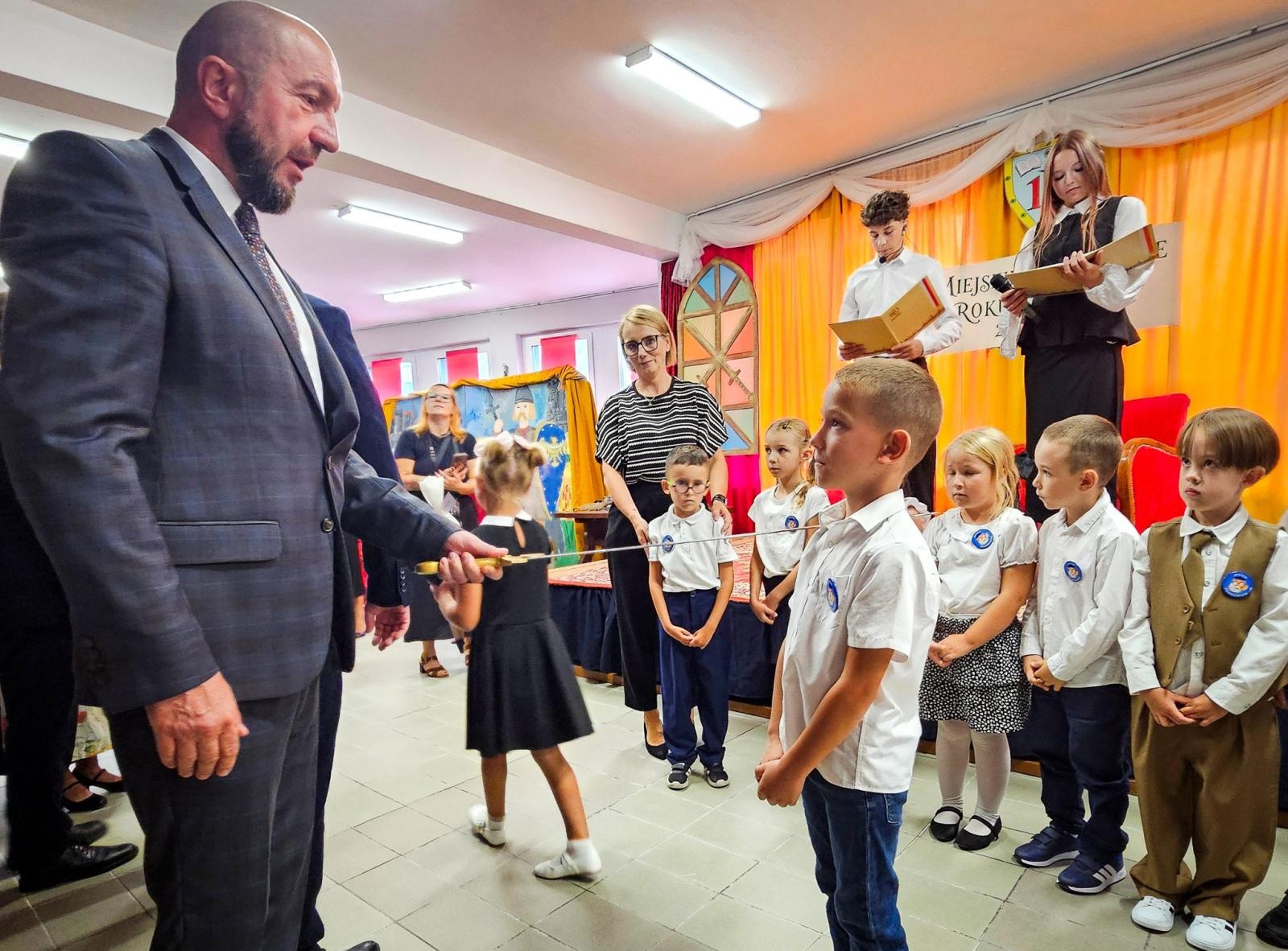 Zdjęcie w galerii na portalu naszraciborz.pl: Nowy rok szkolny rozpoczęty. Miejskie obchody w SP 18 wiadomości z regionu