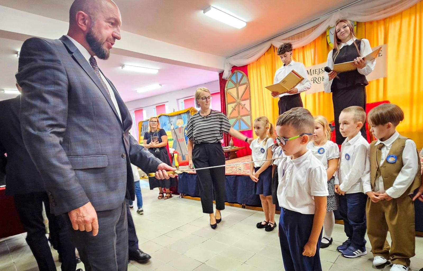 Zdjęcie w galerii na portalu naszraciborz.pl: Nowy rok szkolny rozpoczęty. Miejskie obchody w SP 18 wiadomości z regionu