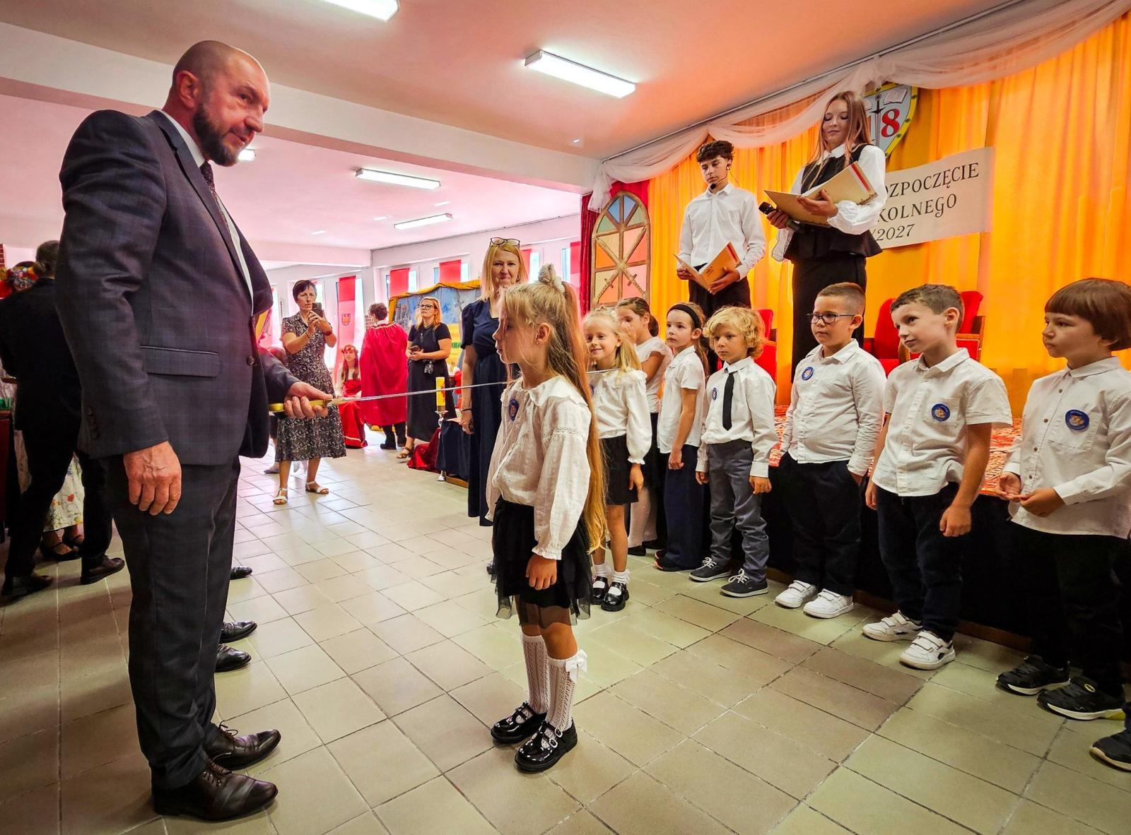 Zdjęcie w galerii na portalu naszraciborz.pl: Nowy rok szkolny rozpoczęty. Miejskie obchody w SP 18 wiadomości z regionu