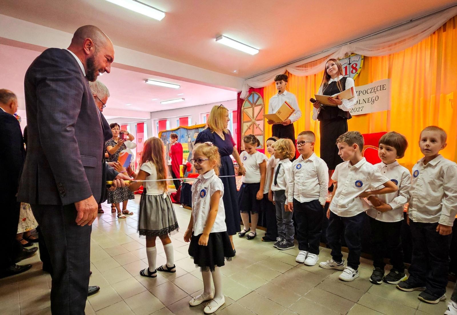 Zdjęcie w galerii na portalu naszraciborz.pl: Nowy rok szkolny rozpoczęty. Miejskie obchody w SP 18 wiadomości z regionu