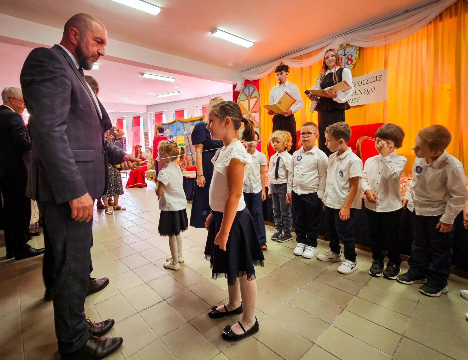 Zdjęcie w galerii na portalu naszraciborz.pl: Nowy rok szkolny rozpoczęty. Miejskie obchody w SP 18 wiadomości z regionu