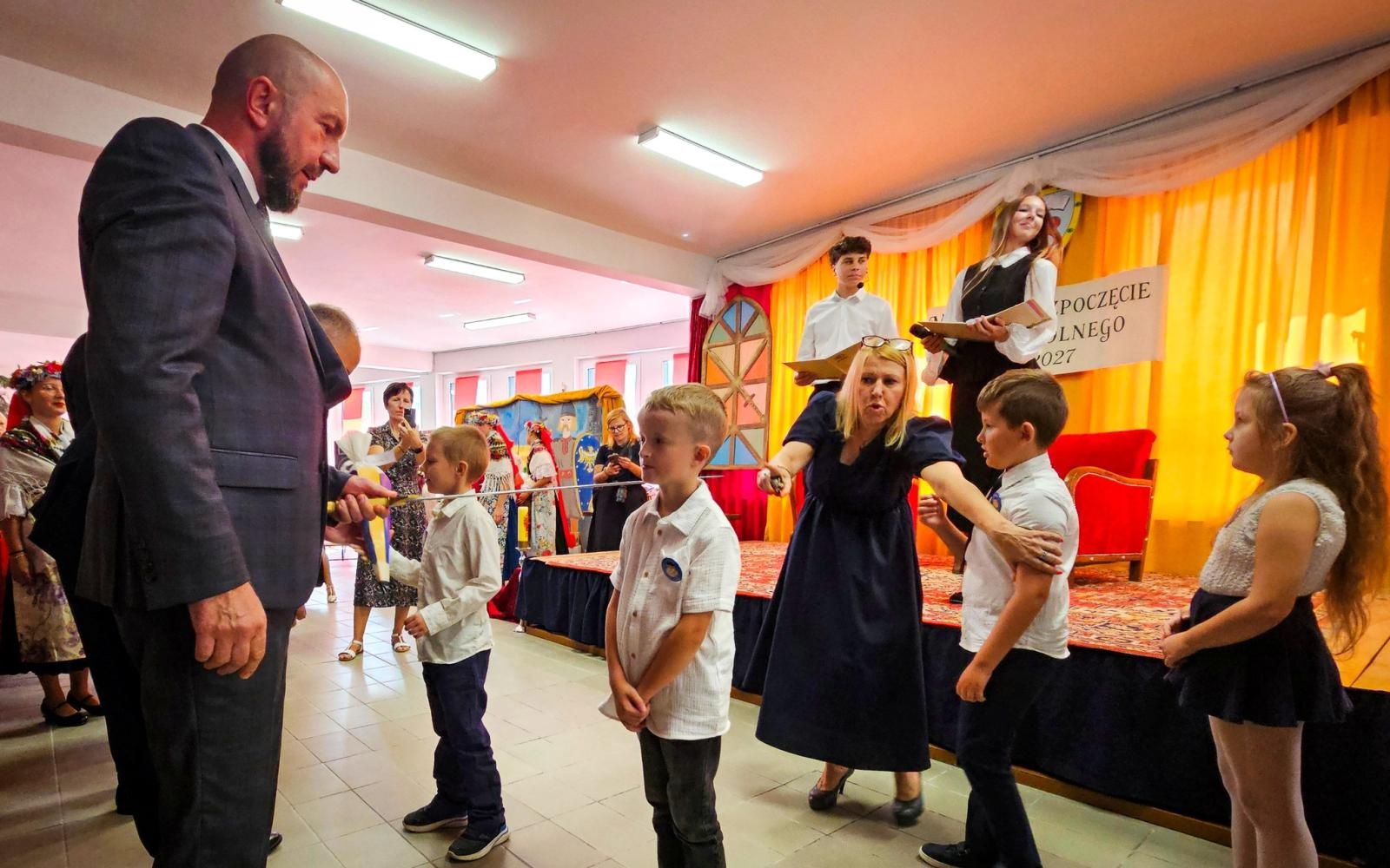 Zdjęcie w galerii na portalu naszraciborz.pl: Nowy rok szkolny rozpoczęty. Miejskie obchody w SP 18 wiadomości z regionu