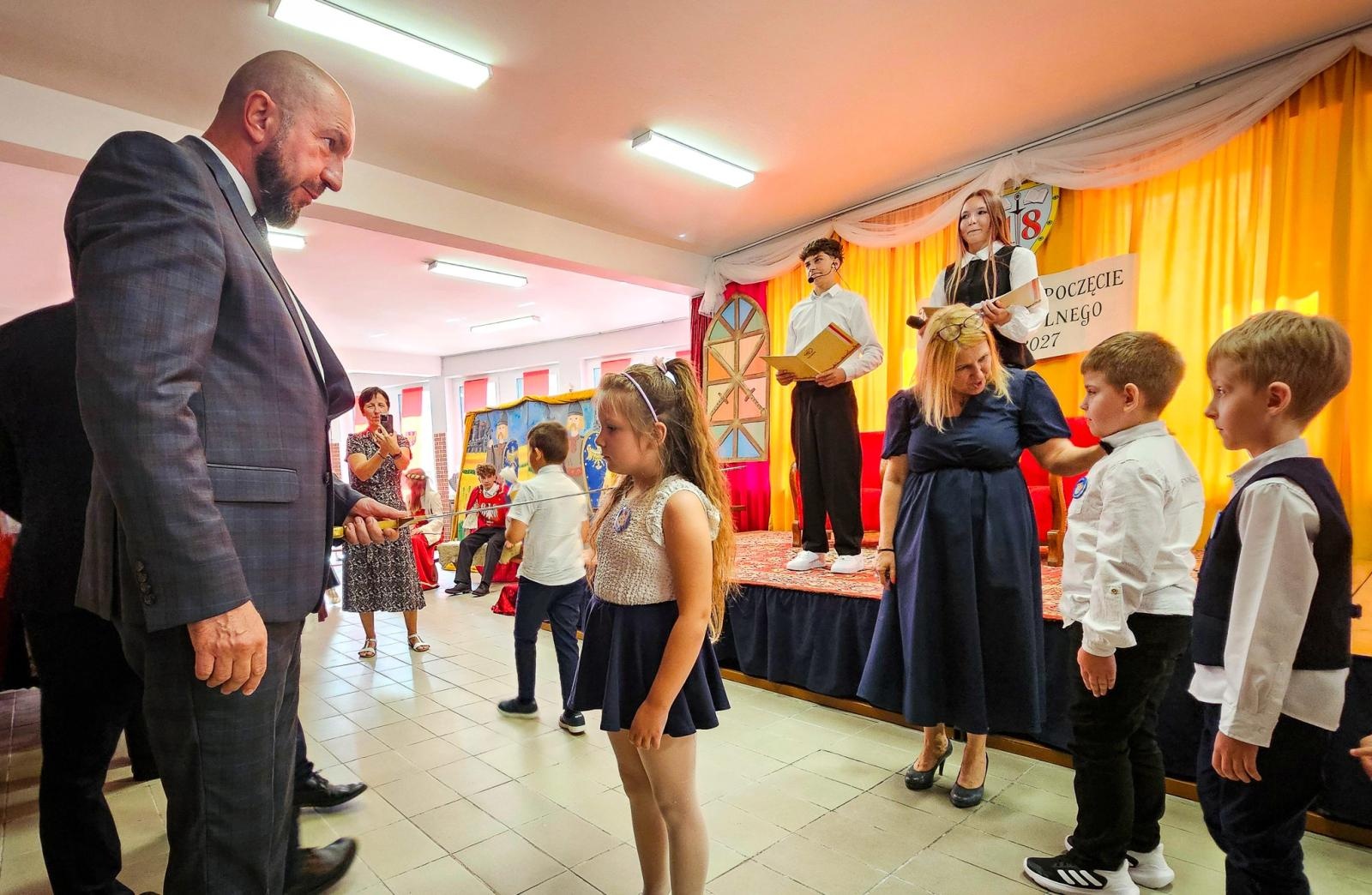 Zdjęcie w galerii na portalu naszraciborz.pl: Nowy rok szkolny rozpoczęty. Miejskie obchody w SP 18 wiadomości z regionu