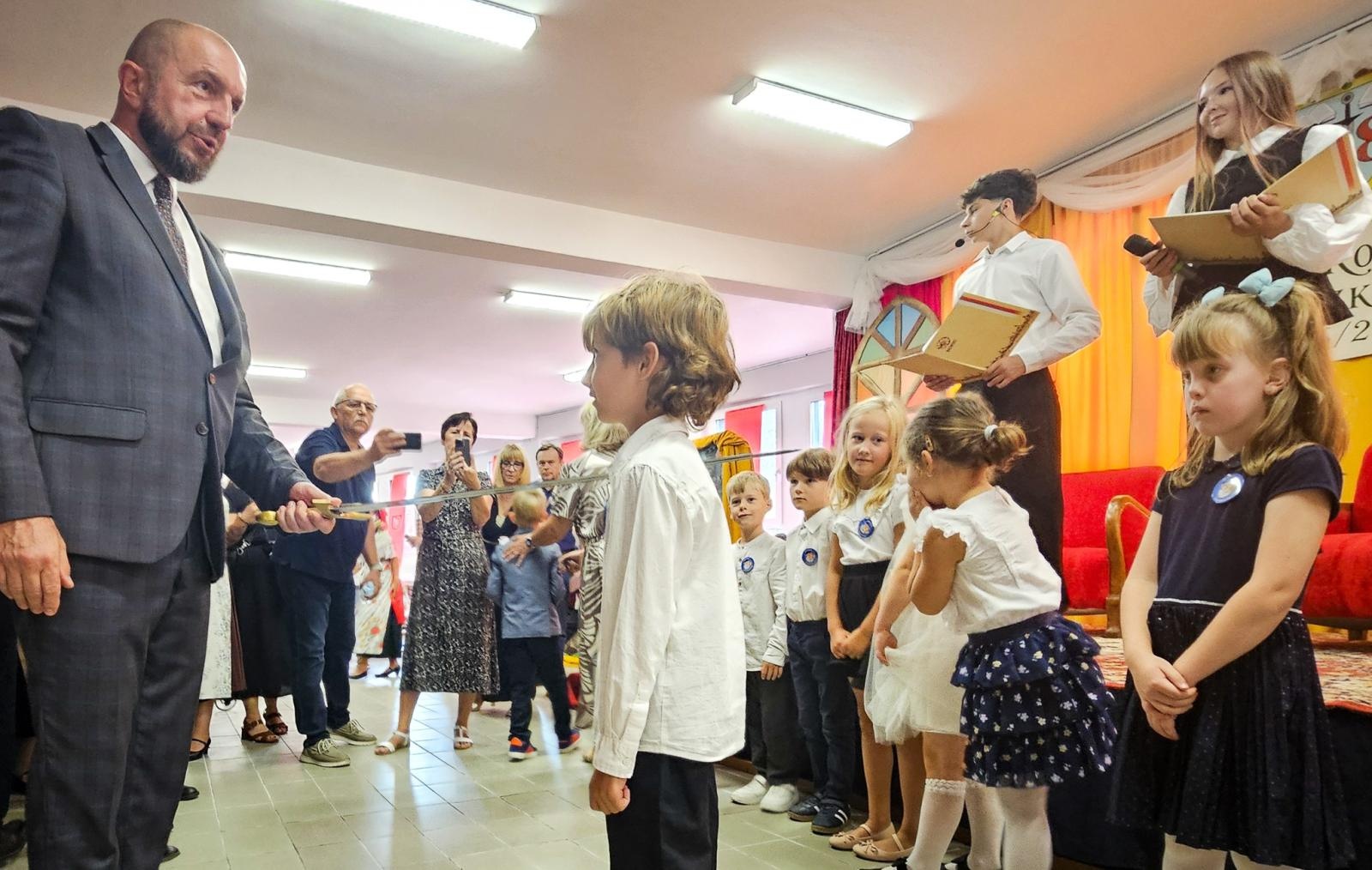Zdjęcie w galerii na portalu naszraciborz.pl: Nowy rok szkolny rozpoczęty. Miejskie obchody w SP 18 wiadomości z regionu