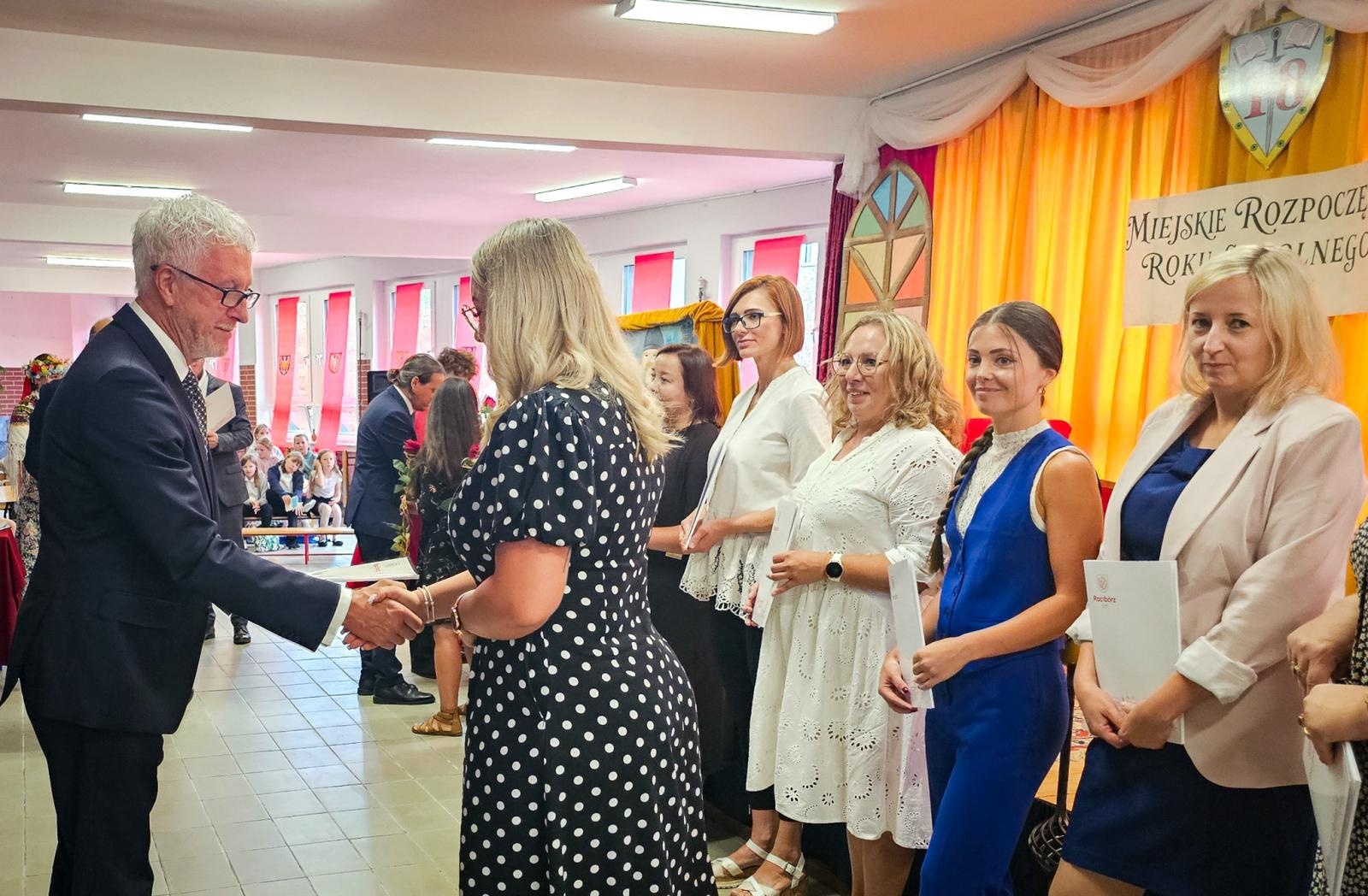 Zdjęcie w galerii na portalu naszraciborz.pl: Nowy rok szkolny rozpoczęty. Miejskie obchody w SP 18 wiadomości z regionu