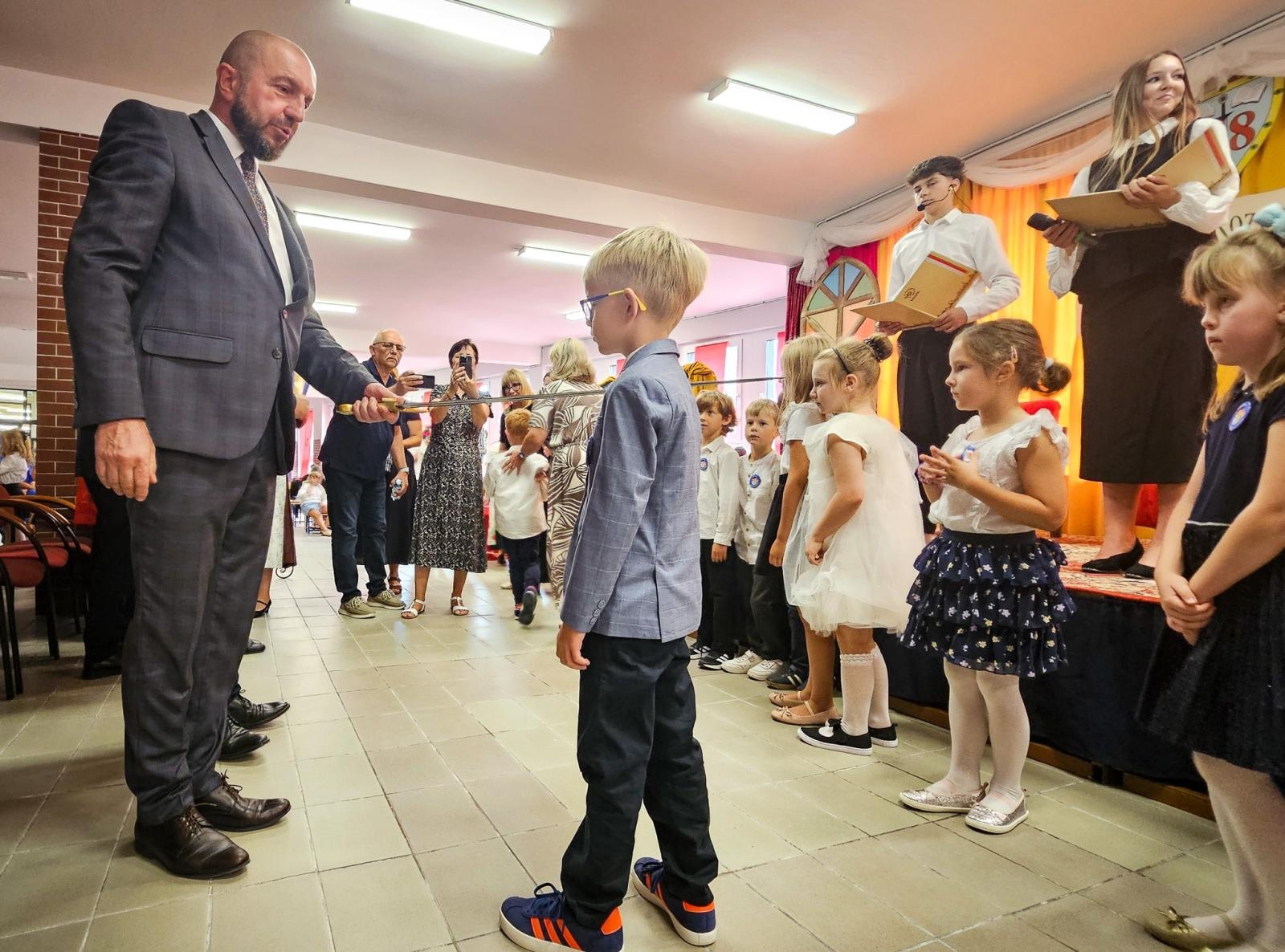 Zdjęcie w galerii na portalu naszraciborz.pl: Nowy rok szkolny rozpoczęty. Miejskie obchody w SP 18 wiadomości z regionu