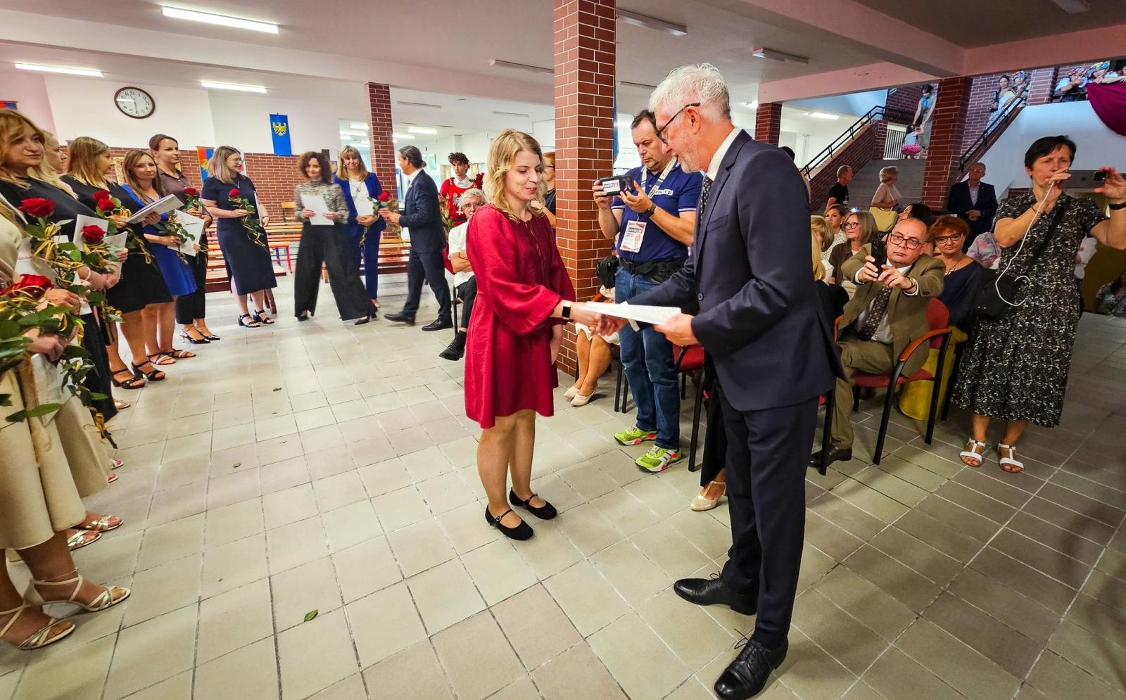 Zdjęcie w galerii na portalu naszraciborz.pl: Nowy rok szkolny rozpoczęty. Miejskie obchody w SP 18 wiadomości z regionu