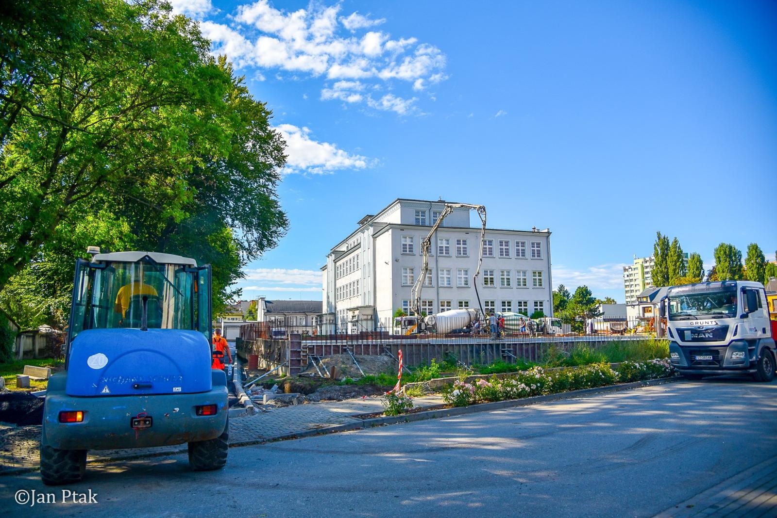 Zdjęcie w galerii na portalu naszraciborz.pl: Wielka inwestycja sportowa przy II LO nabiera kształtów wiadomości z regionu
