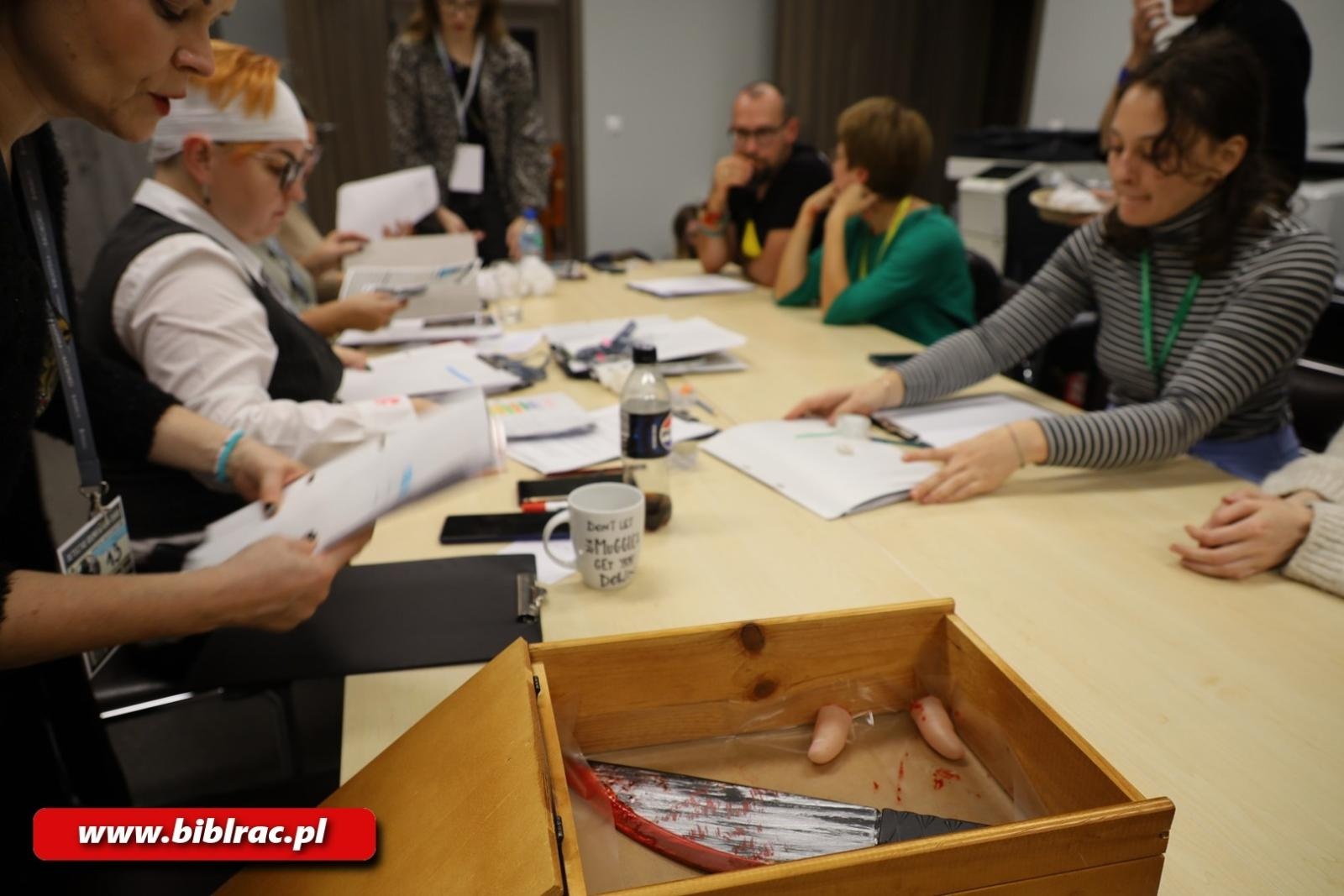 Zdjęcie w galerii na portalu naszraciborz.pl: Kolacja z intrygą. Morderstwo w Bibliotece – wyjątkowa gra podczas Nocy Bibliotek wiadomości z regionu