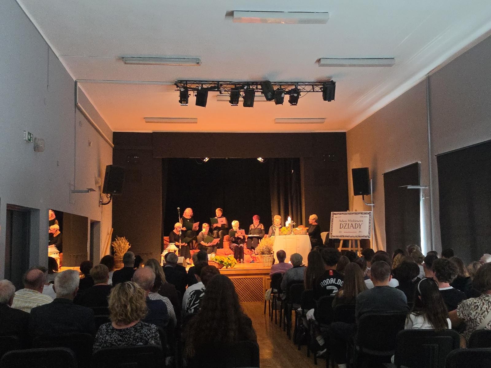 Zdjęcie w galerii na portalu naszraciborz.pl: DZIADY Adama Mickiewicza wybrzmiały w Powiatowym Domu Kultury w Raciborzu wiadomości z regionu