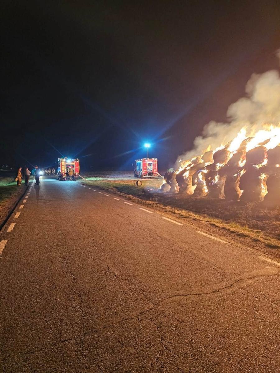 Zdjęcie w galerii na portalu naszraciborz.pl: Strażacy interweniowali w powiecie. Plama oleju, kolizja i pożar stogu wiadomości z regionu