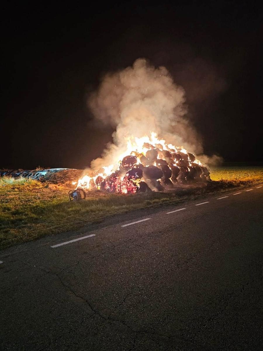 Zdjęcie w galerii na portalu naszraciborz.pl: Strażacy interweniowali w powiecie. Plama oleju, kolizja i pożar stogu wiadomości z regionu