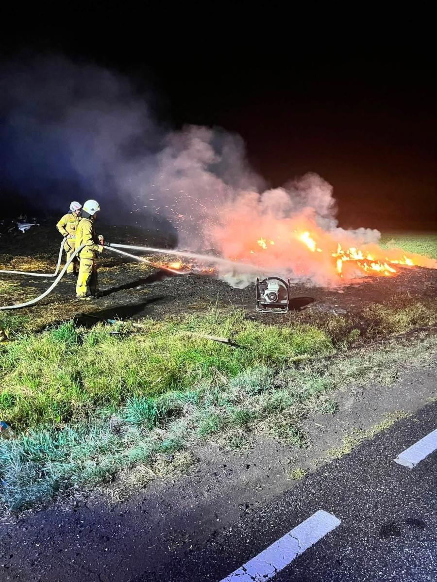 Zdjęcie w galerii na portalu naszraciborz.pl: Strażacy interweniowali w powiecie. Plama oleju, kolizja i pożar stogu wiadomości z regionu