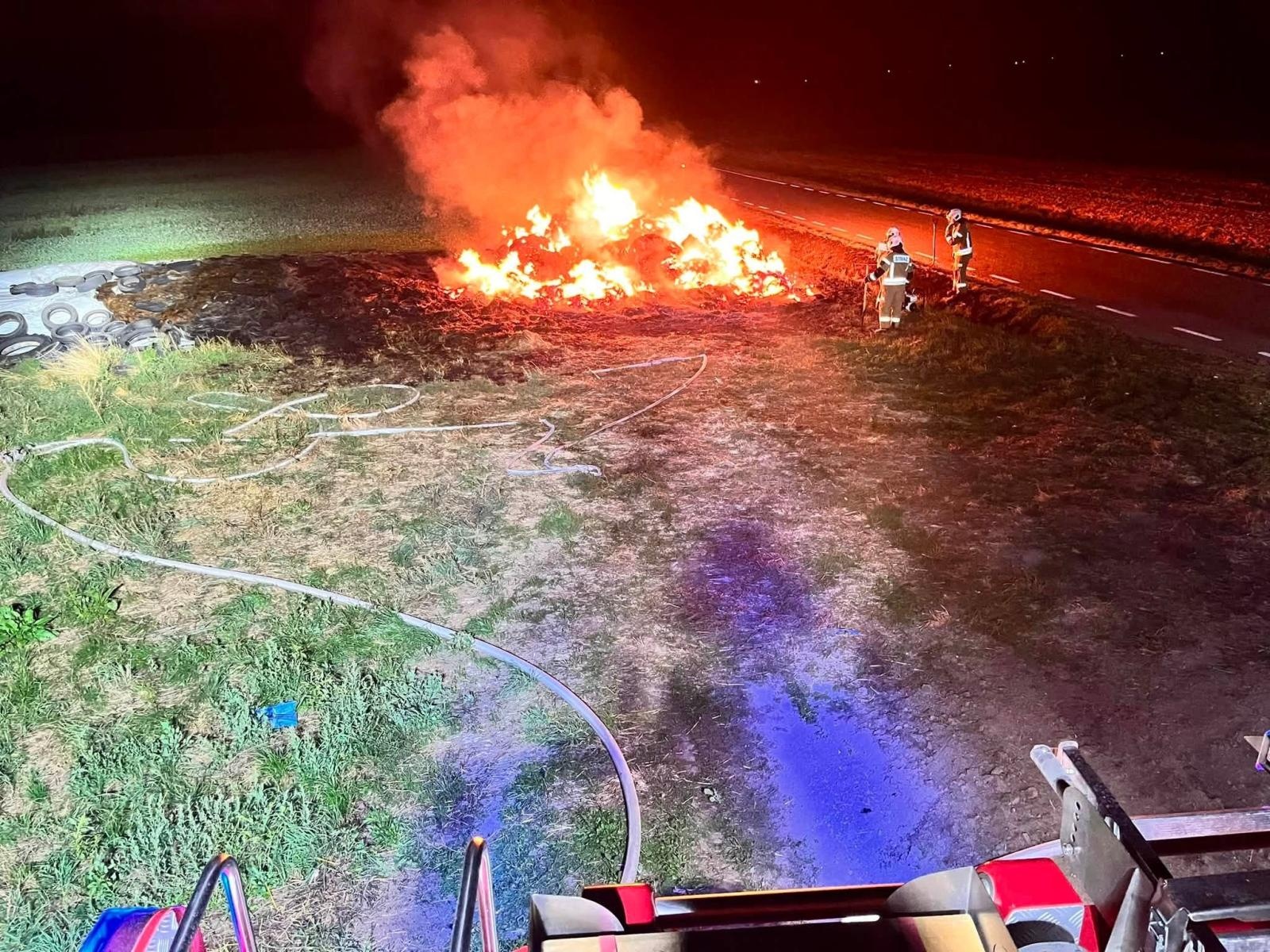 Zdjęcie w galerii na portalu naszraciborz.pl: Strażacy interweniowali w powiecie. Plama oleju, kolizja i pożar stogu wiadomości z regionu