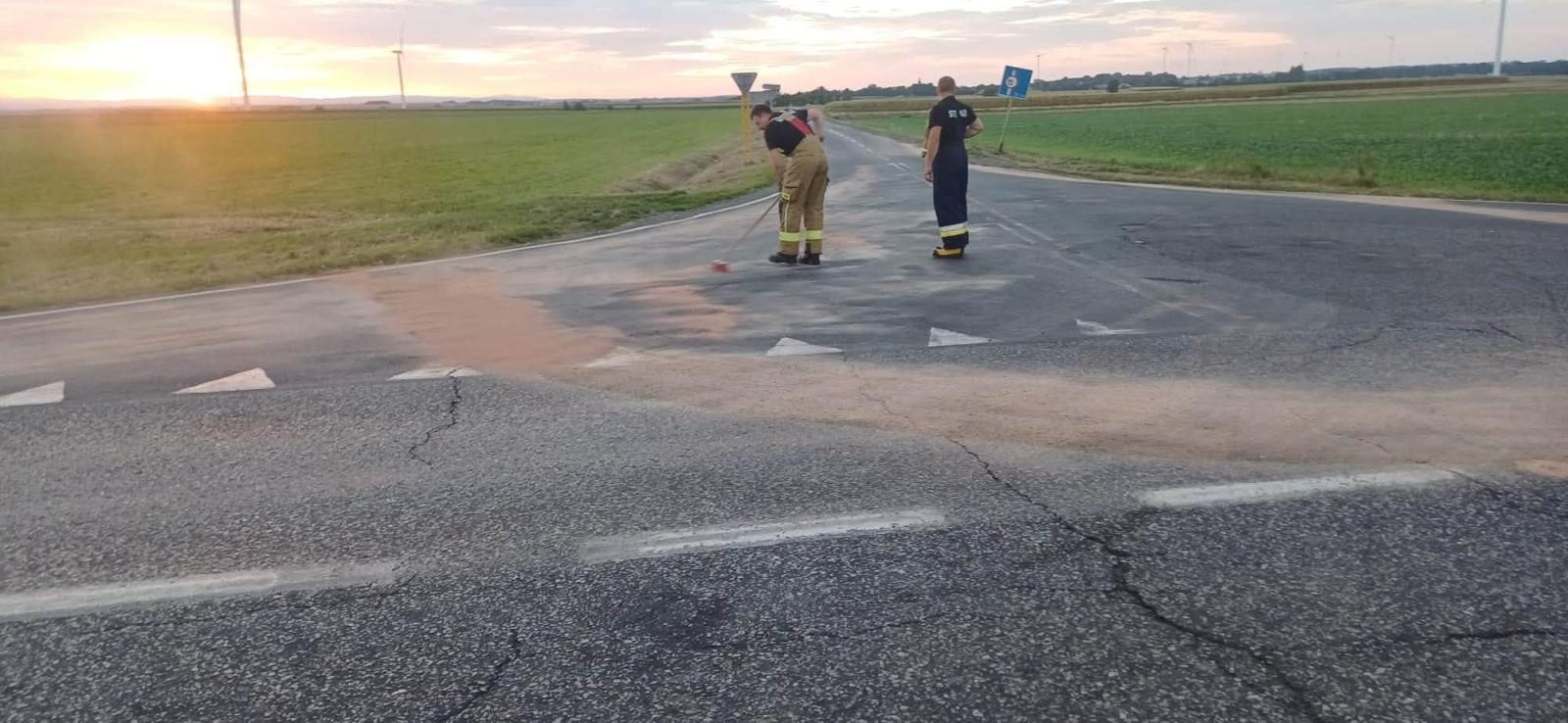 Zdjęcie w galerii na portalu naszraciborz.pl: Strażacy interweniowali w powiecie. Plama oleju, kolizja i pożar stogu wiadomości z regionu