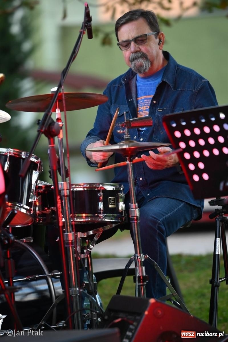 Zdjęcie w galerii na portalu naszraciborz.pl: Jazzowy wieczór w Ogrodzie Strzechy  wiadomości z regionu
