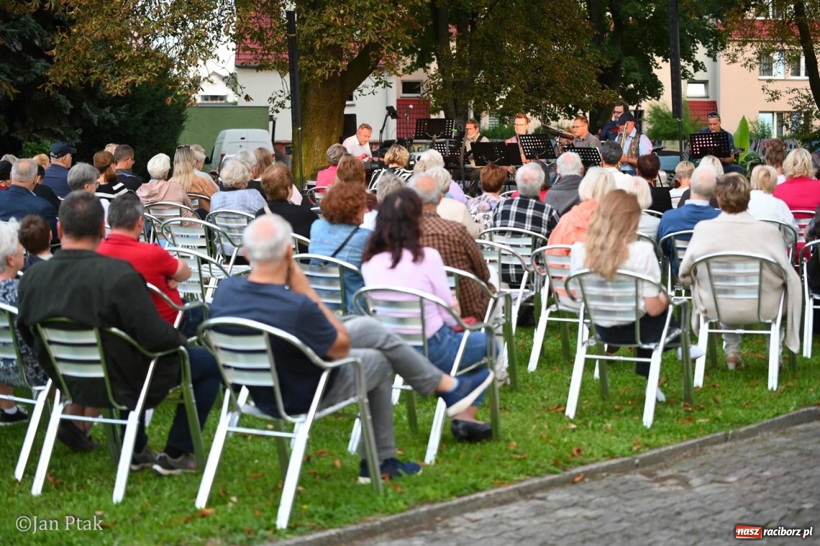 Zdjęcie w galerii na portalu naszraciborz.pl: Jazzowy wieczór w Ogrodzie Strzechy  wiadomości z regionu