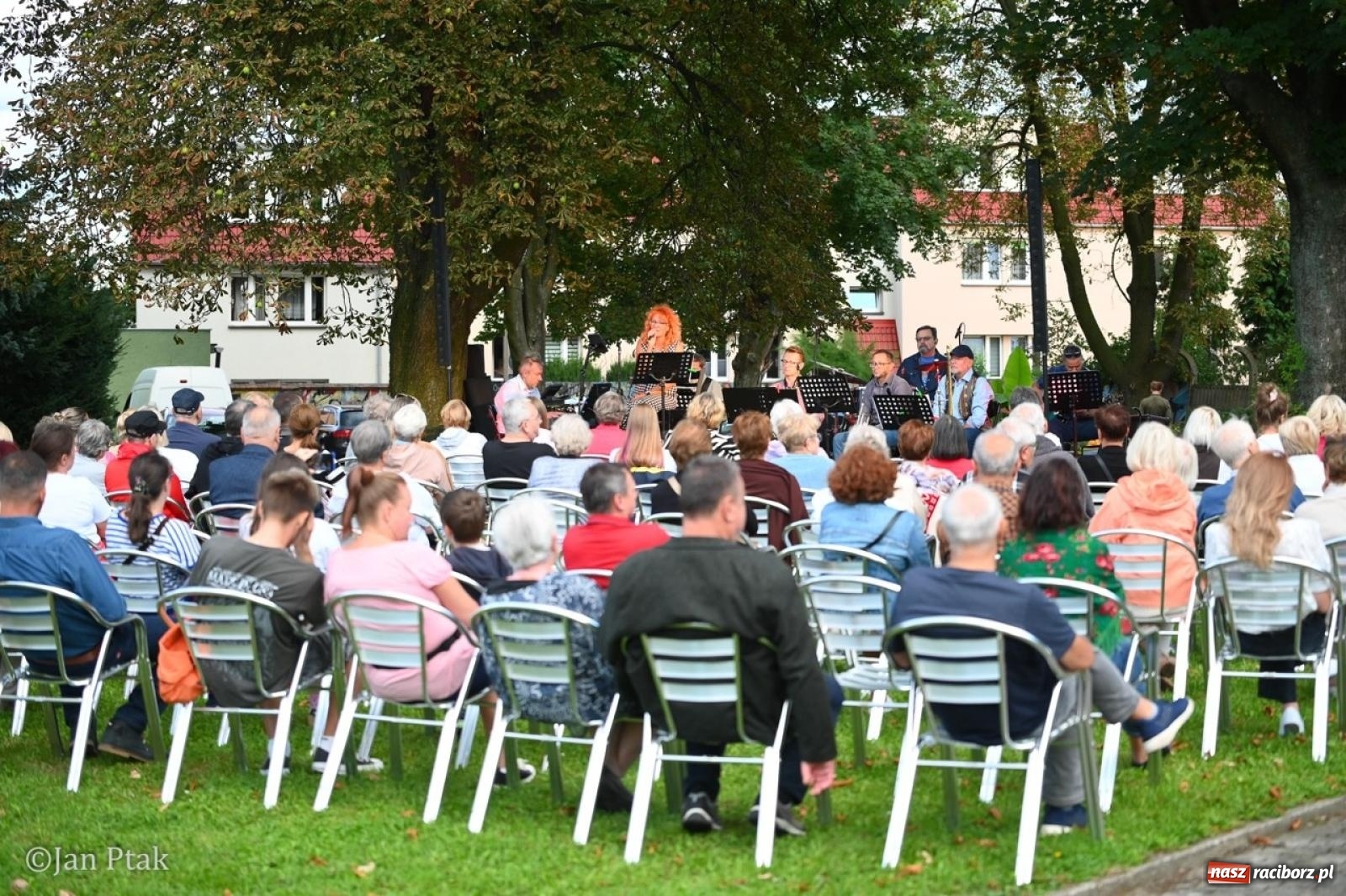 Zdjęcie w galerii na portalu naszraciborz.pl: Jazzowy wieczór w Ogrodzie Strzechy  wiadomości z regionu
