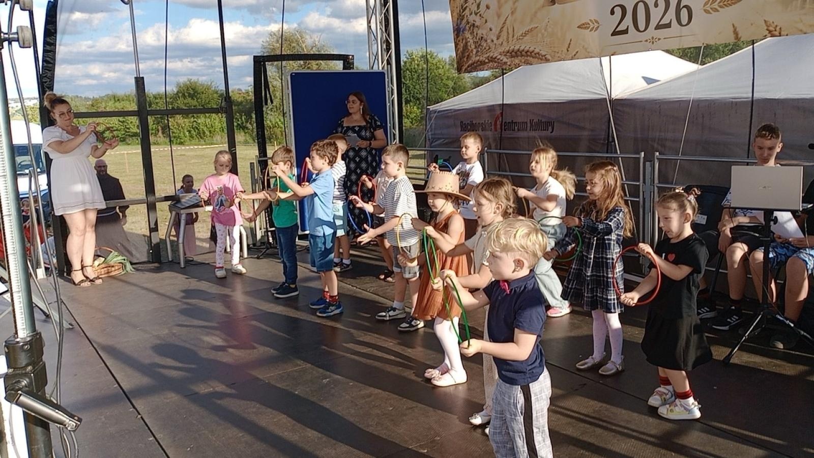 Zdjęcie w galerii na portalu naszraciborz.pl: Talenty ZSP nr 3 na scenie miejskich dożynek wiadomości z regionu