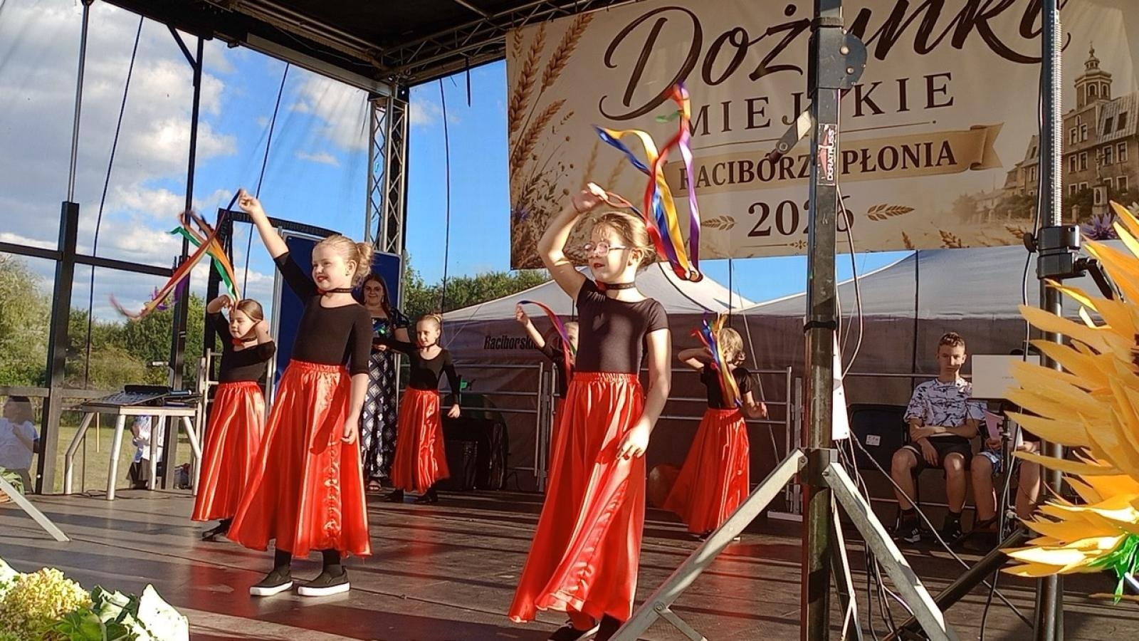 Zdjęcie w galerii na portalu naszraciborz.pl: Talenty ZSP nr 3 na scenie miejskich dożynek wiadomości z regionu