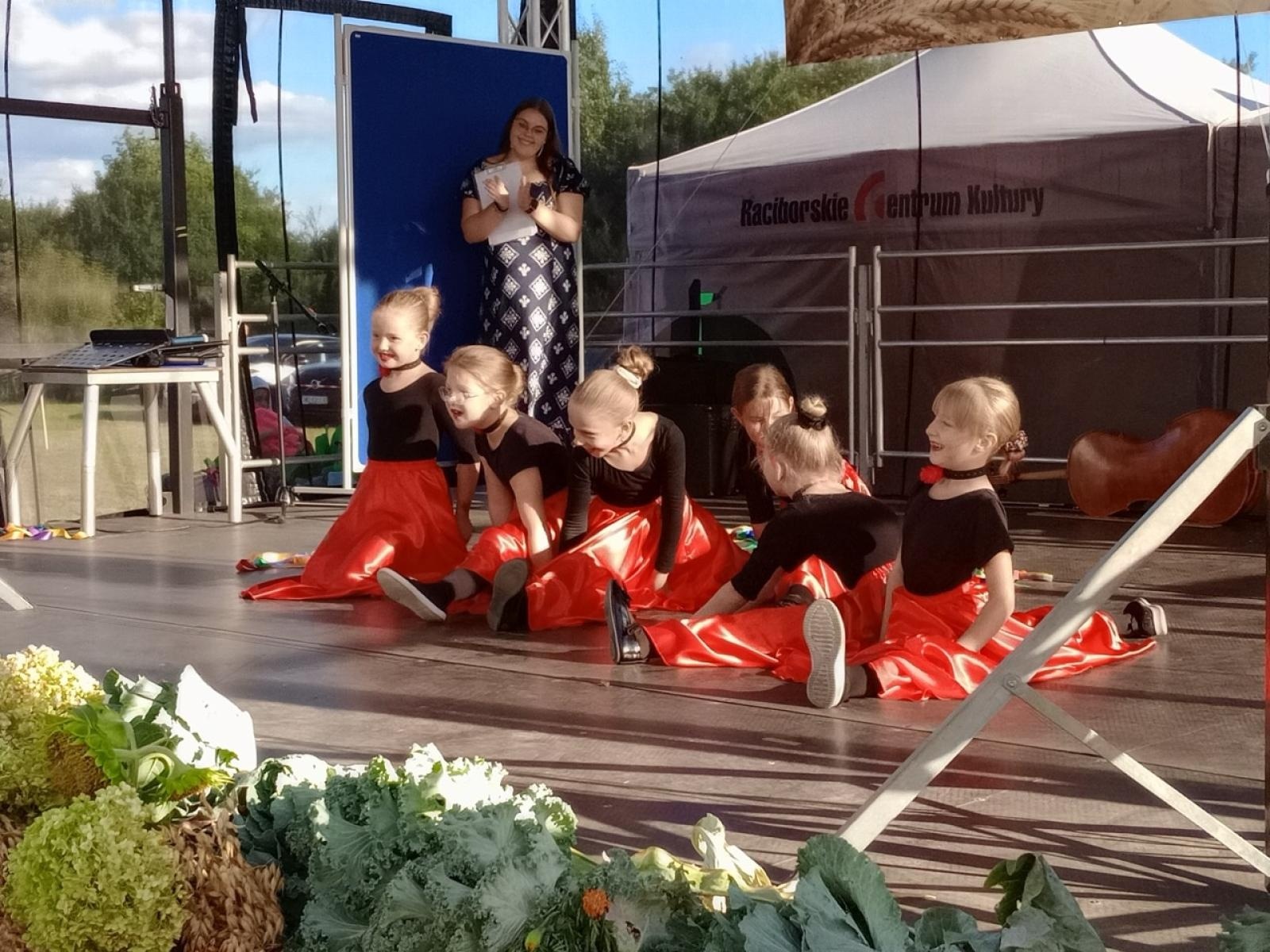 Zdjęcie w galerii na portalu naszraciborz.pl: Talenty ZSP nr 3 na scenie miejskich dożynek wiadomości z regionu