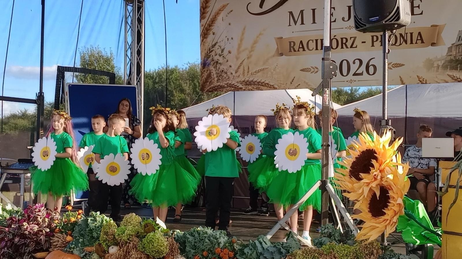 Zdjęcie w galerii na portalu naszraciborz.pl: Talenty ZSP nr 3 na scenie miejskich dożynek wiadomości z regionu