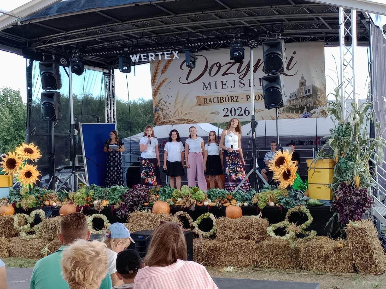 Zdjęcie w galerii na portalu naszraciborz.pl: Talenty ZSP nr 3 na scenie miejskich dożynek wiadomości z regionu