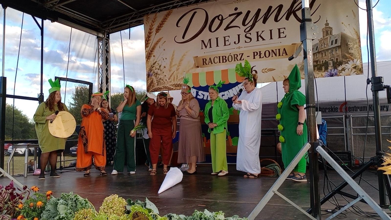 Zdjęcie w galerii na portalu naszraciborz.pl: Talenty ZSP nr 3 na scenie miejskich dożynek wiadomości z regionu