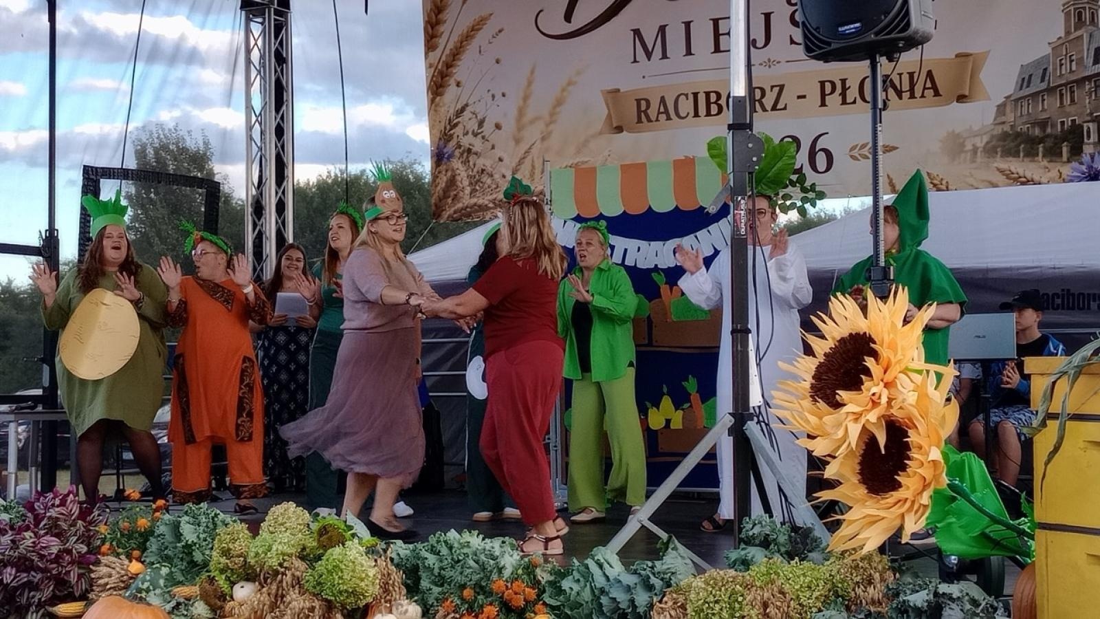 Zdjęcie w galerii na portalu naszraciborz.pl: Talenty ZSP nr 3 na scenie miejskich dożynek wiadomości z regionu