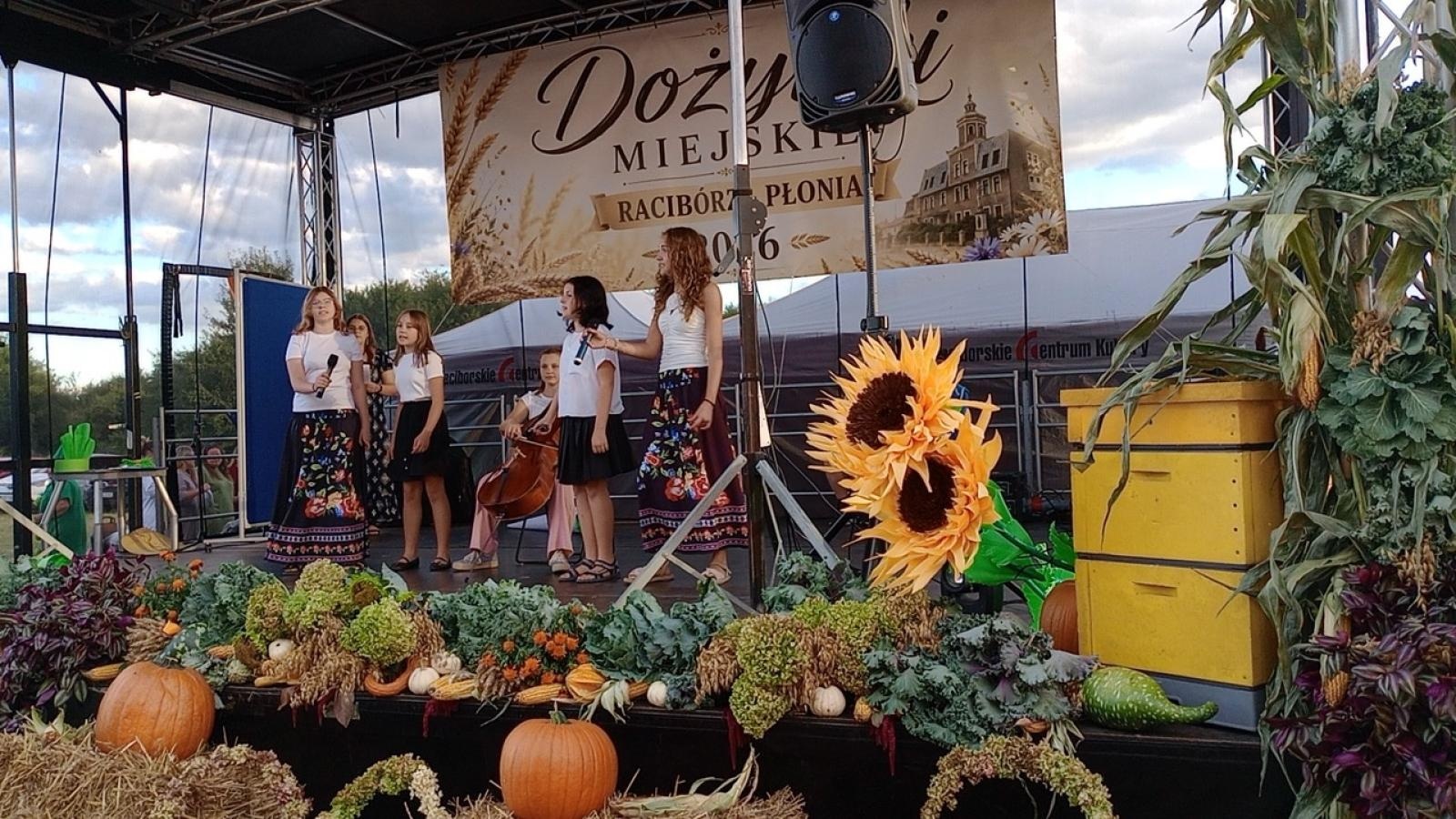 Zdjęcie w galerii na portalu naszraciborz.pl: Talenty ZSP nr 3 na scenie miejskich dożynek wiadomości z regionu