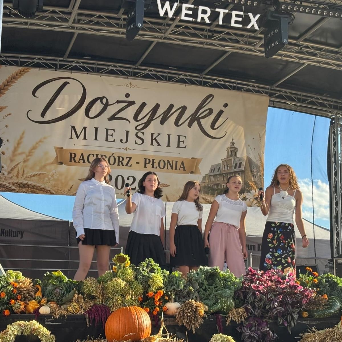 Zdjęcie w galerii na portalu naszraciborz.pl: Talenty ZSP nr 3 na scenie miejskich dożynek wiadomości z regionu