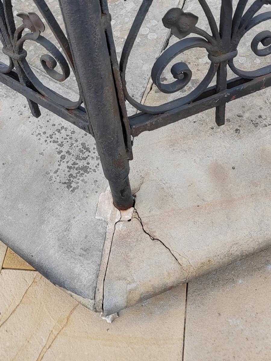 Zdjęcie w galerii na portalu naszraciborz.pl: Uszkodzenia przy kolumnie maryjnej. Czytelnik pokazuje zdjęcia wiadomości z regionu