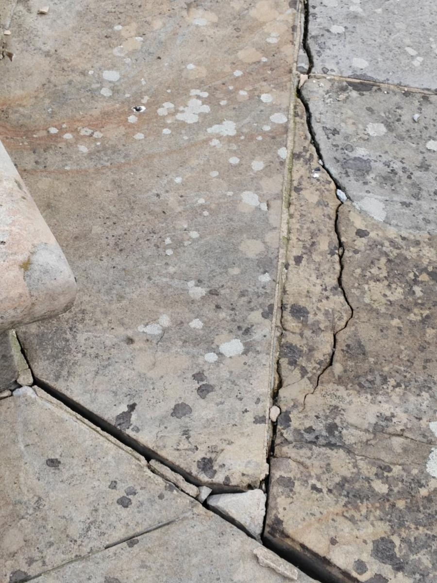 Zdjęcie w galerii na portalu naszraciborz.pl: Uszkodzenia przy kolumnie maryjnej. Czytelnik pokazuje zdjęcia wiadomości z regionu