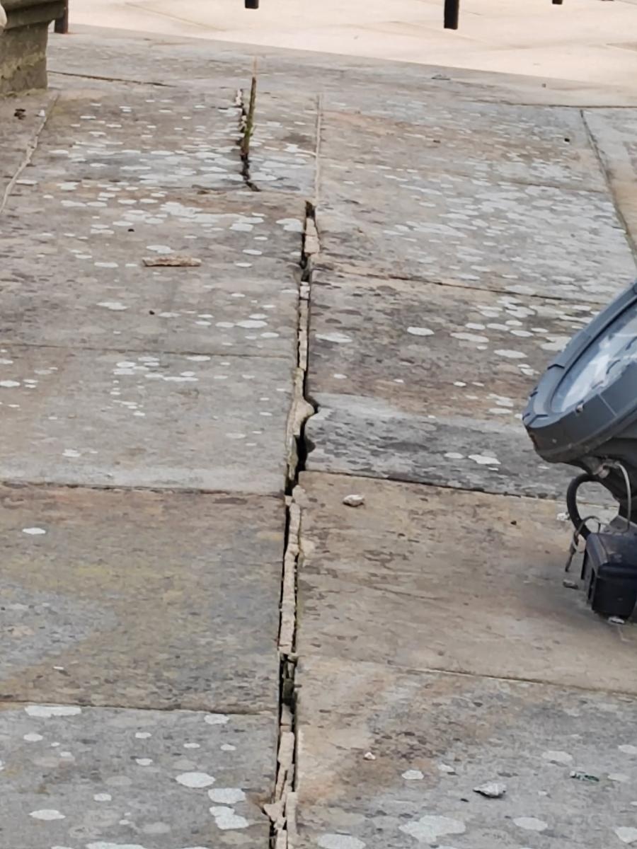 Zdjęcie w galerii na portalu naszraciborz.pl: Uszkodzenia przy kolumnie maryjnej. Czytelnik pokazuje zdjęcia wiadomości z regionu