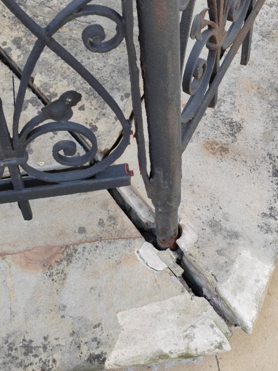 Zdjęcie w galerii na portalu naszraciborz.pl: Uszkodzenia przy kolumnie maryjnej. Czytelnik pokazuje zdjęcia wiadomości z regionu