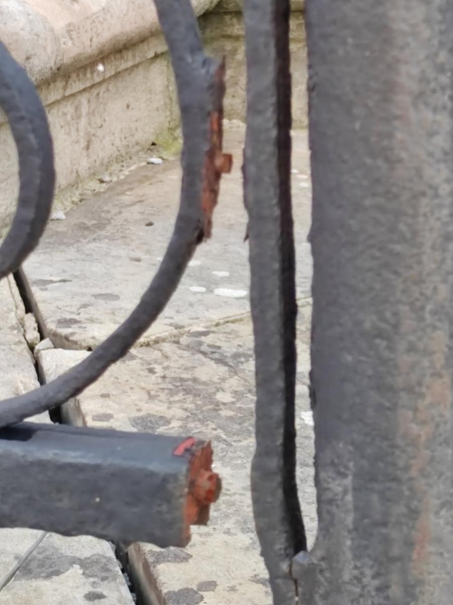 Zdjęcie w galerii na portalu naszraciborz.pl: Uszkodzenia przy kolumnie maryjnej. Czytelnik pokazuje zdjęcia wiadomości z regionu