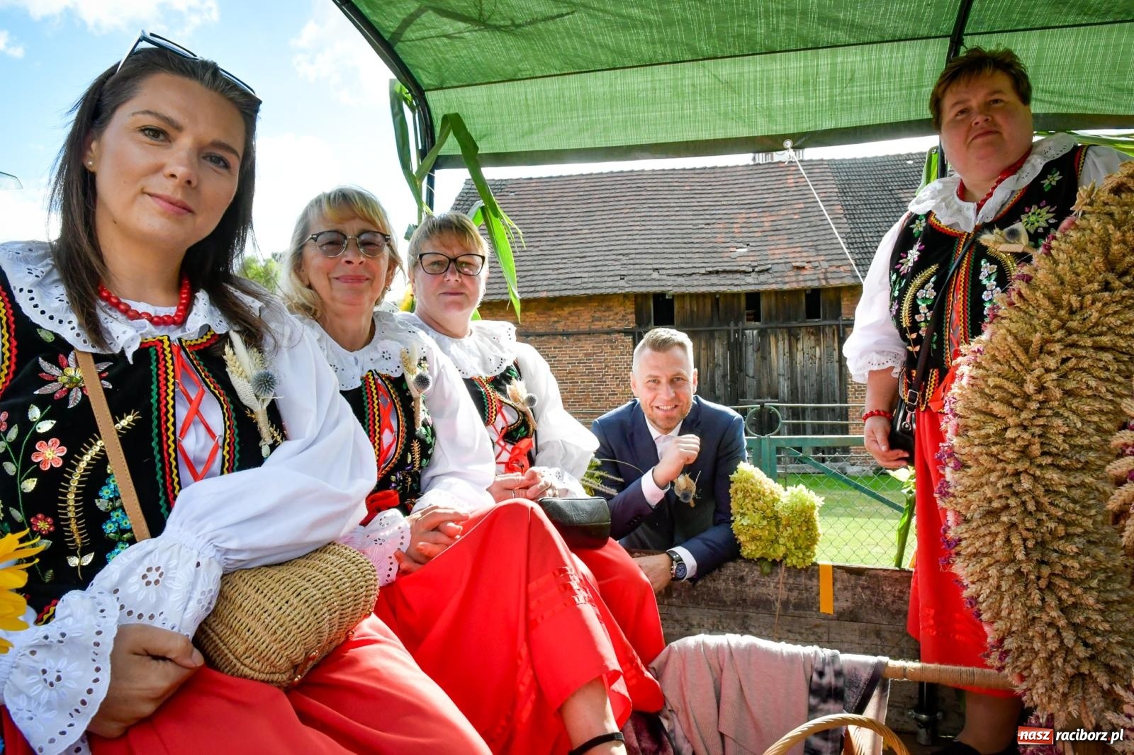 Zdjęcie w galerii na portalu naszraciborz.pl: Krowiarki gospodarzem dożynek gminy Pietrowice Wielkie. Korowód i pomnik Ciapka wiadomości z regionu