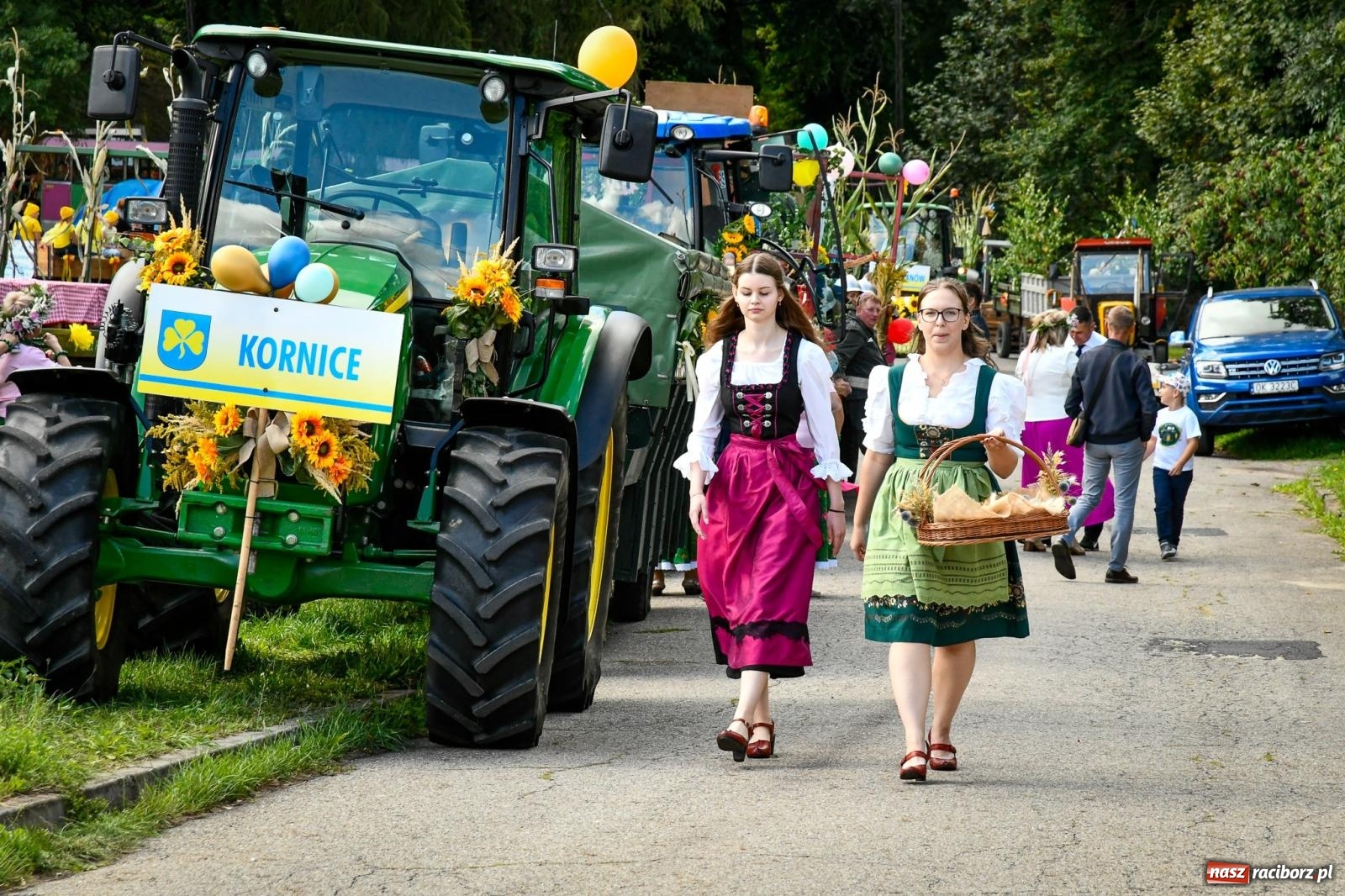 Zdjęcie w galerii na portalu naszraciborz.pl: Krowiarki gospodarzem dożynek gminy Pietrowice Wielkie. Korowód i pomnik Ciapka wiadomości z regionu
