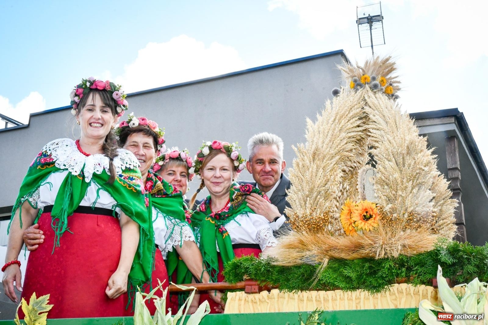 Zdjęcie w galerii na portalu naszraciborz.pl: Krowiarki gospodarzem dożynek gminy Pietrowice Wielkie. Korowód i pomnik Ciapka wiadomości z regionu