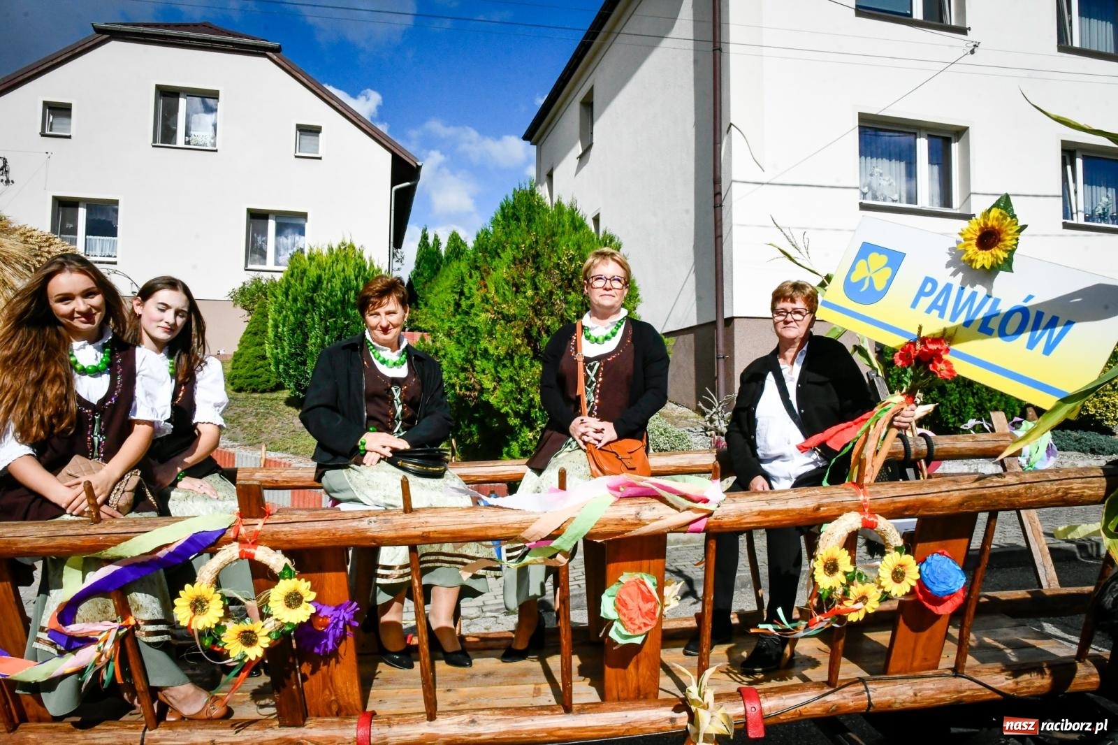 Zdjęcie w galerii na portalu naszraciborz.pl: Krowiarki gospodarzem dożynek gminy Pietrowice Wielkie. Korowód i pomnik Ciapka wiadomości z regionu
