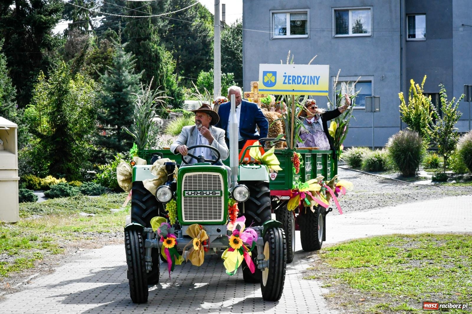 Zdjęcie w galerii na portalu naszraciborz.pl: Krowiarki gospodarzem dożynek gminy Pietrowice Wielkie. Korowód i pomnik Ciapka wiadomości z regionu