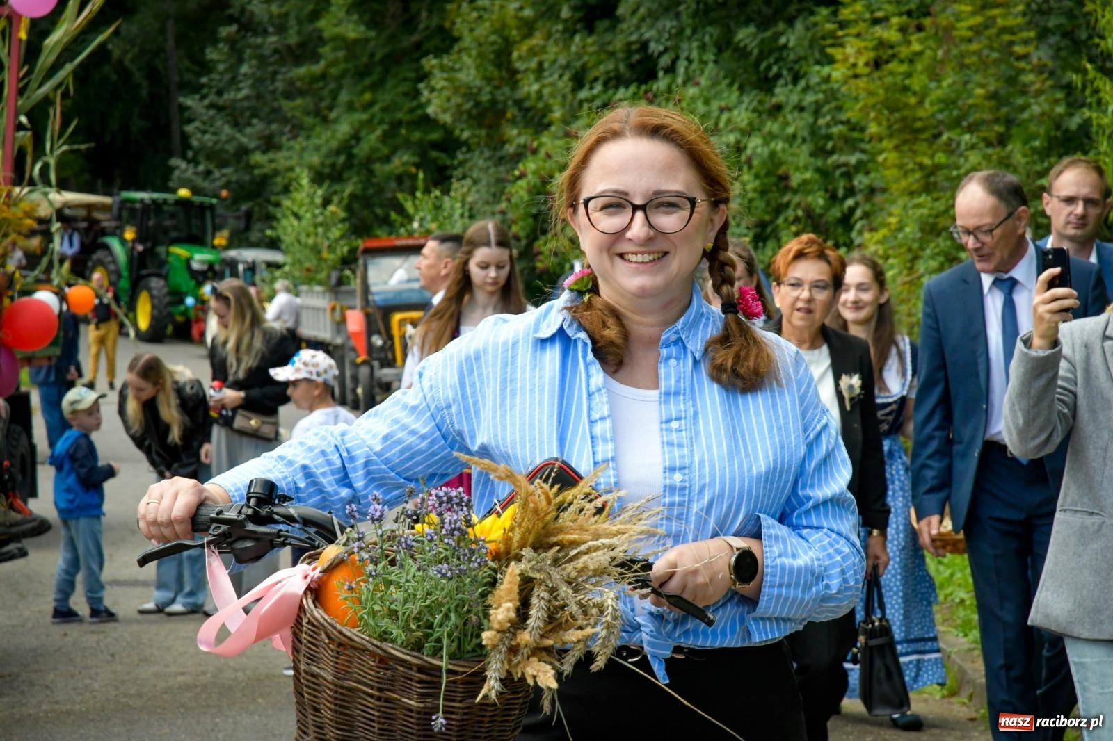 Zdjęcie w galerii na portalu naszraciborz.pl: Krowiarki gospodarzem dożynek gminy Pietrowice Wielkie. Korowód i pomnik Ciapka wiadomości z regionu